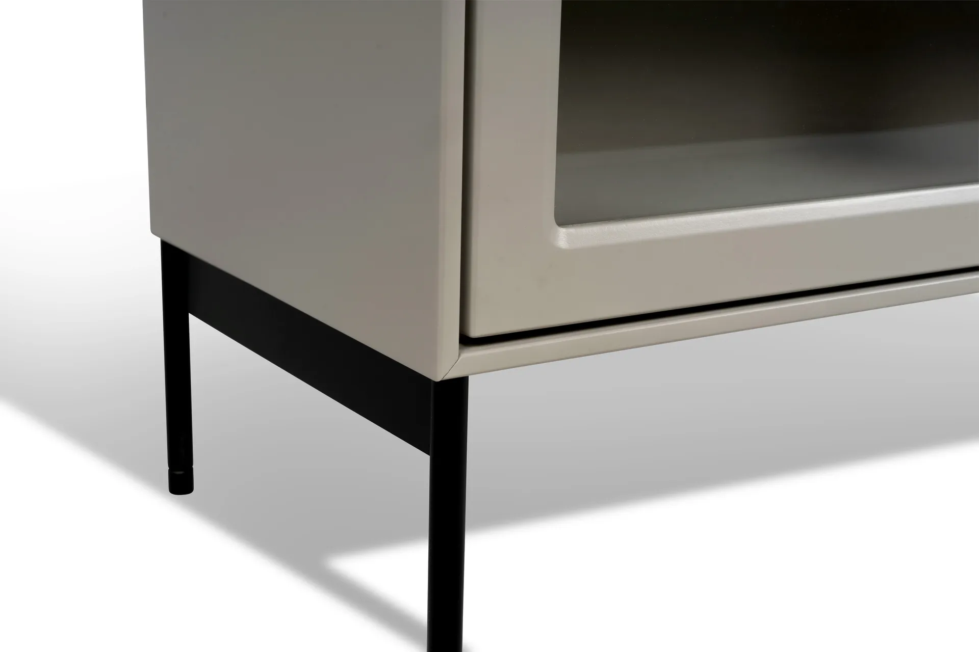 Volt vitrinekast 130 cm beige, Details in zwart Mavis