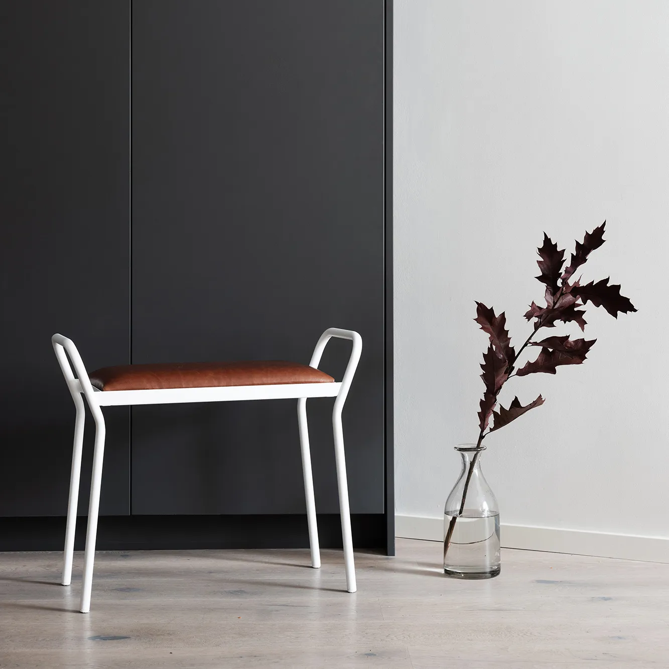 Anyone kruk, Wit met vintage cognacleer Maze