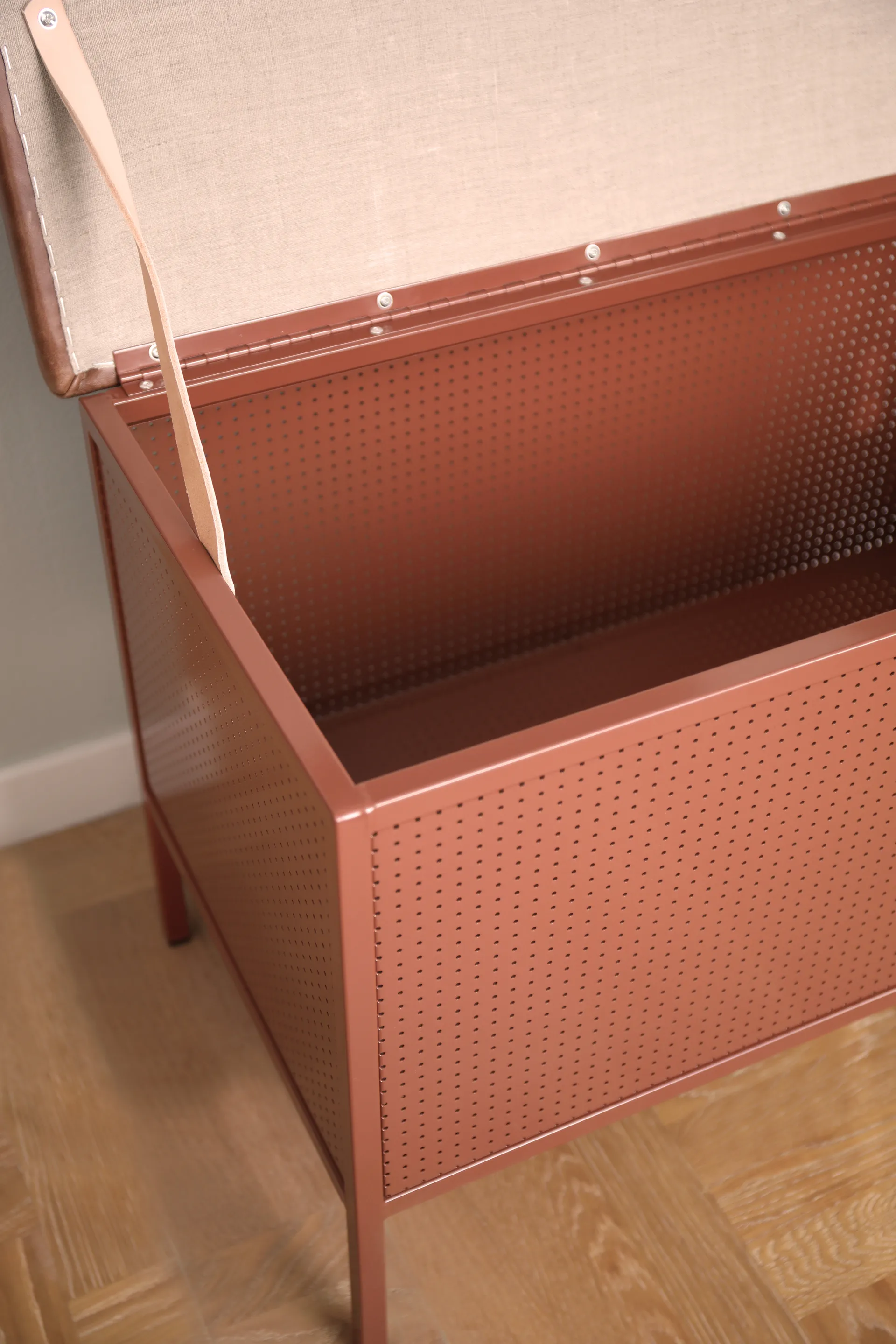 Frank opbergbankje, Cinnamon-vintage cognac Maze