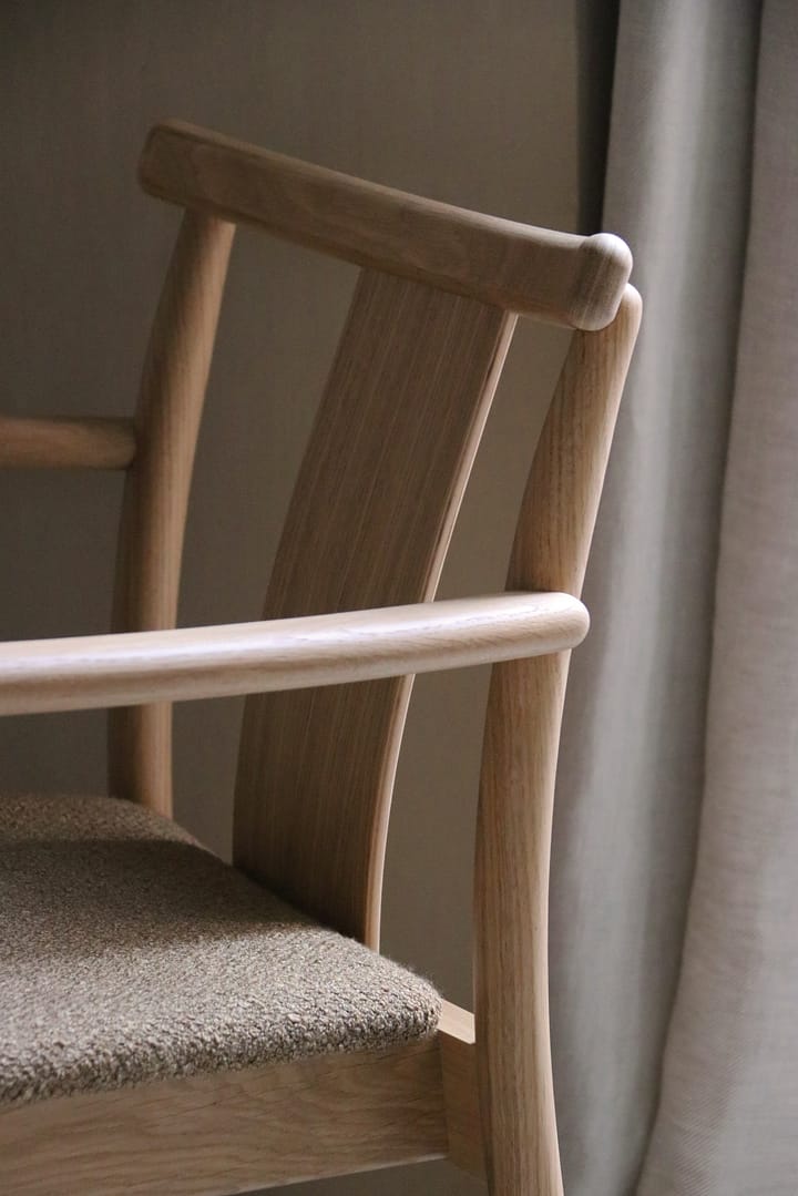 Merkur stoel met armleuningen en kussen - Oak-Bouclé 06 gold - MENU