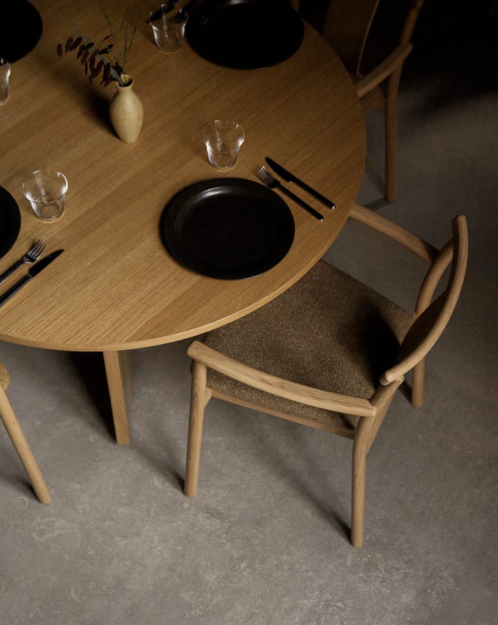 Merkur stoel met armleuningen en kussen - Oak-Bouclé 06 gold - MENU