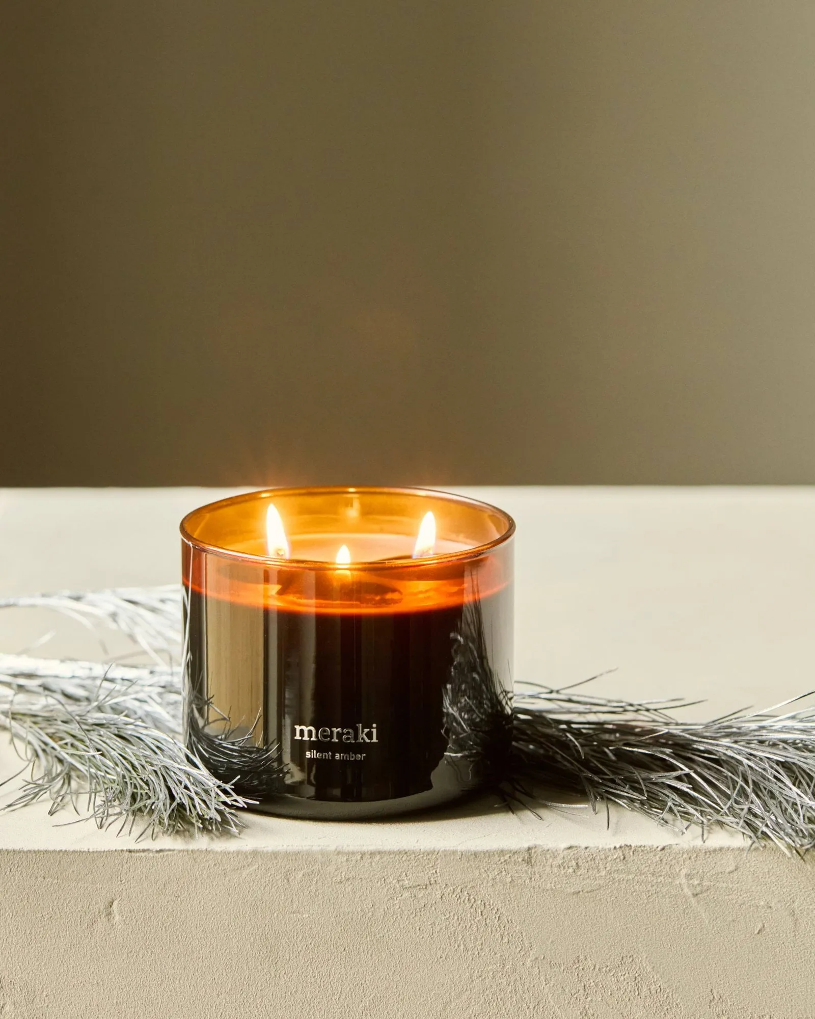 Meraki geurkaars, 32 uur, Silent Amber Meraki