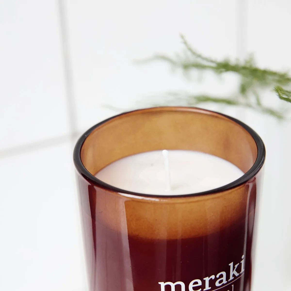 Meraki geurkaars bruin glas - 35 uur, nordic pine Meraki