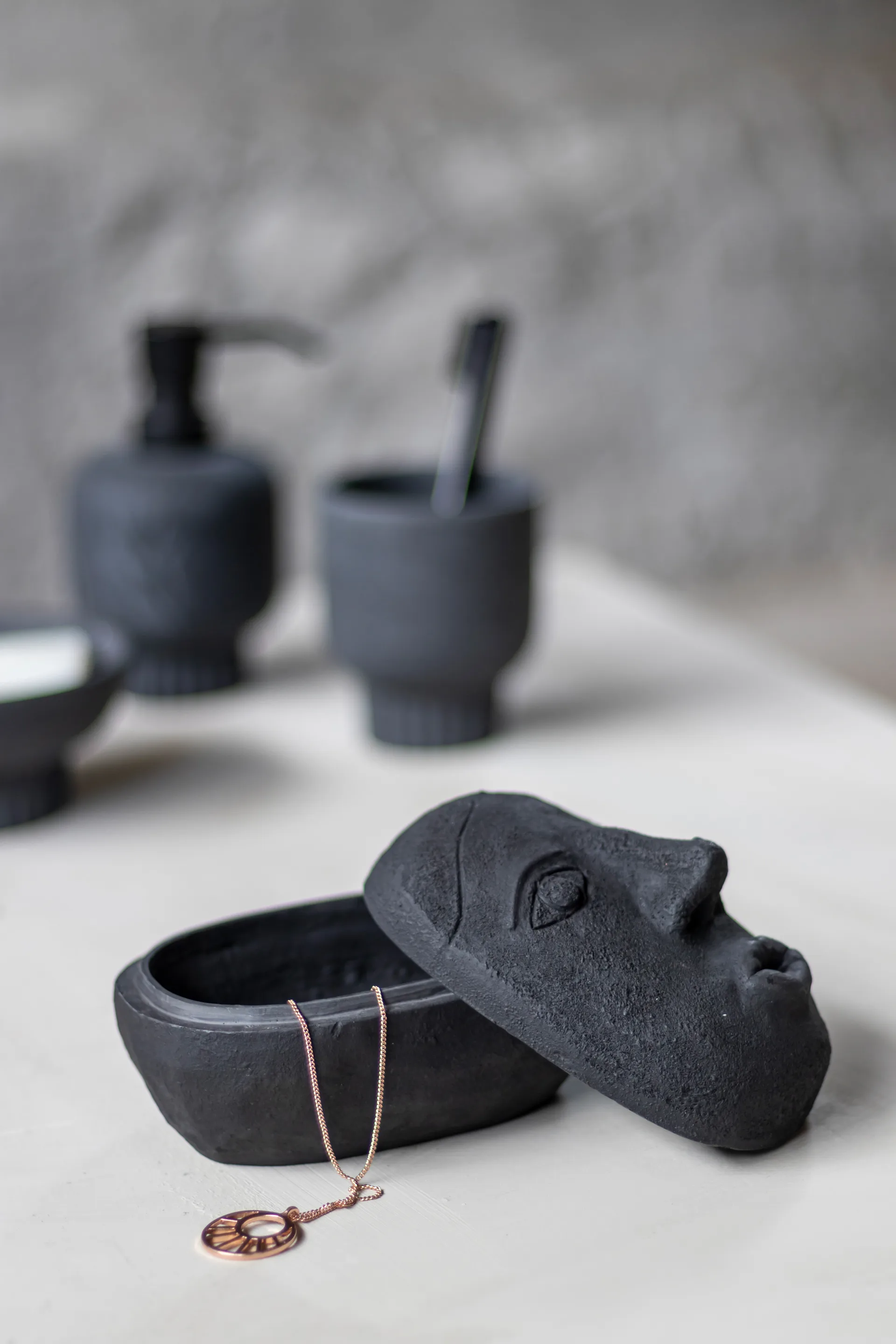 Art piece face pot 9x12 cm, Black Mette Ditmer