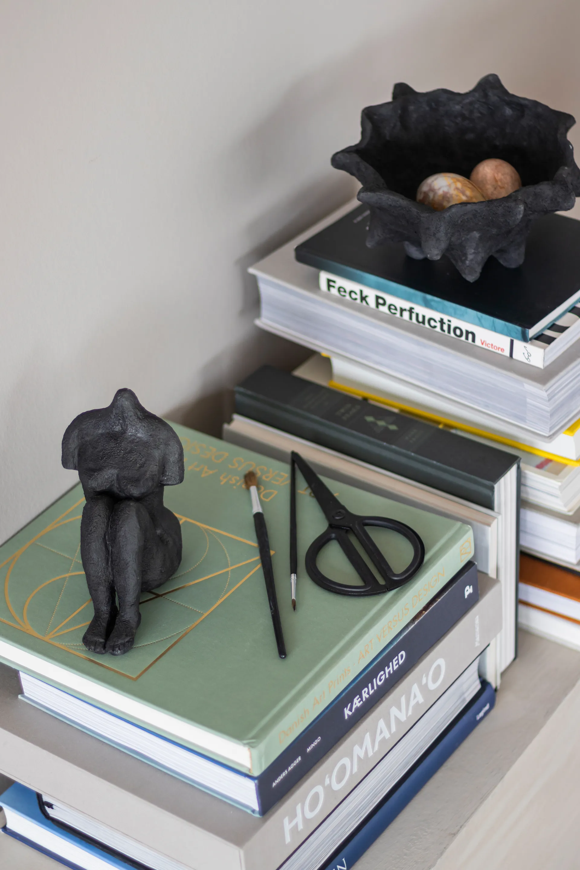 Art piece zittende vrouw 14 cm, Black Mette Ditmer