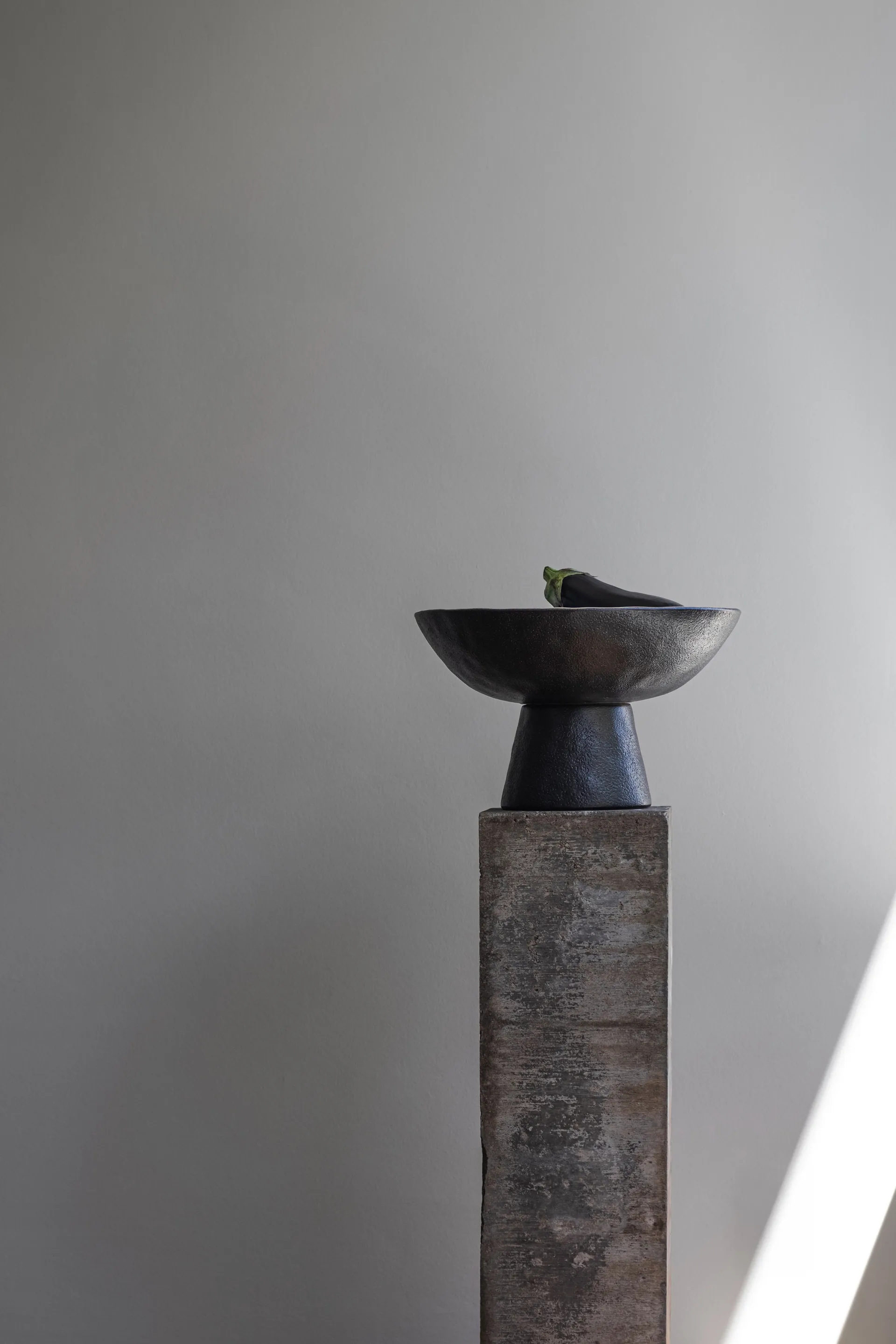 By Hand schaal op voet Ø31,5x20 cm, Off-white Mette Ditmer