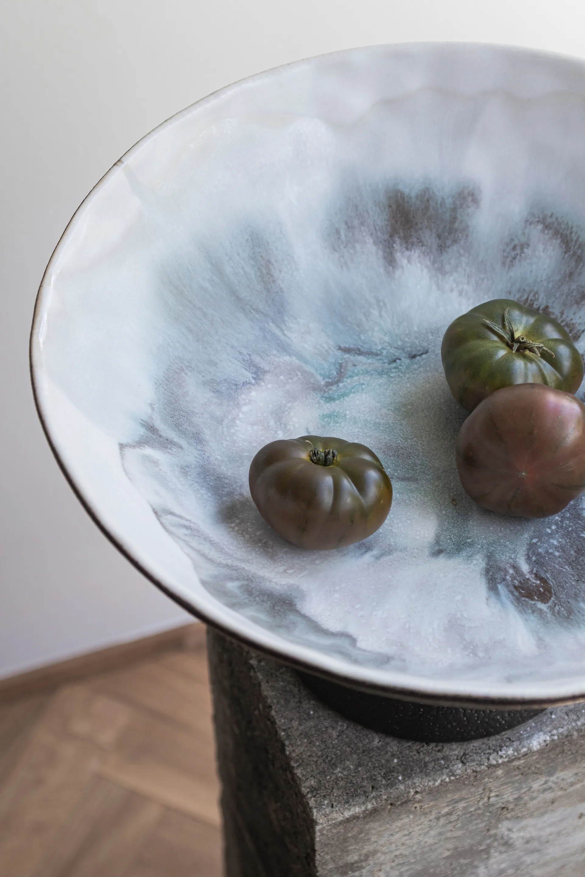 By Hand schaal op voet Ø31,5x20 cm, Off-white Mette Ditmer