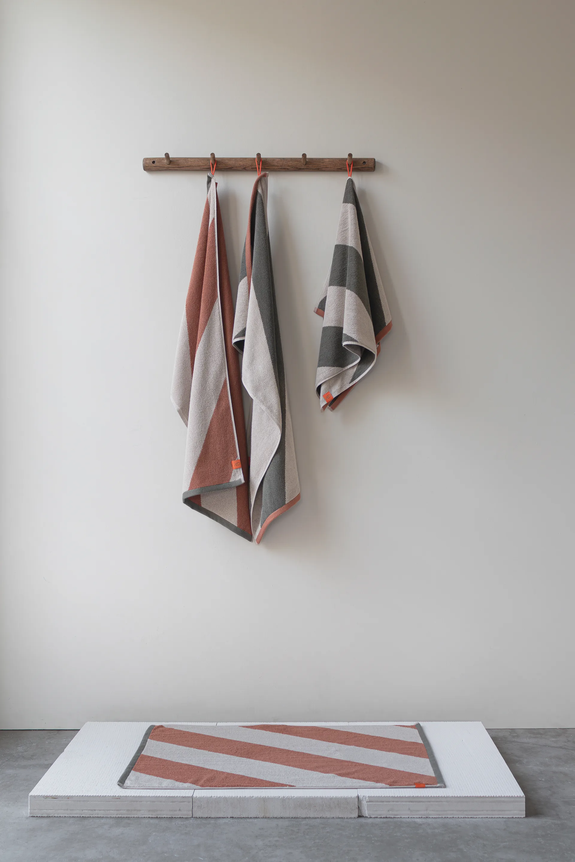 Diagonal gastenhanddoek 40x55 cm 2-pack, Dark olive Mette Ditmer