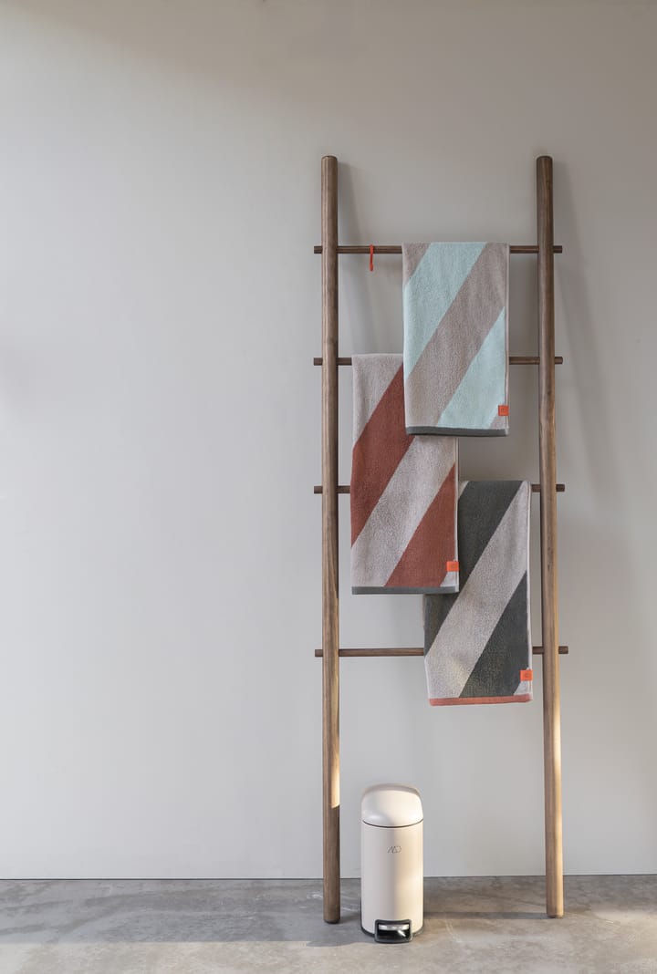 Diagonal handdoek, Donker olijf, 70x133 cm Mette Ditmer