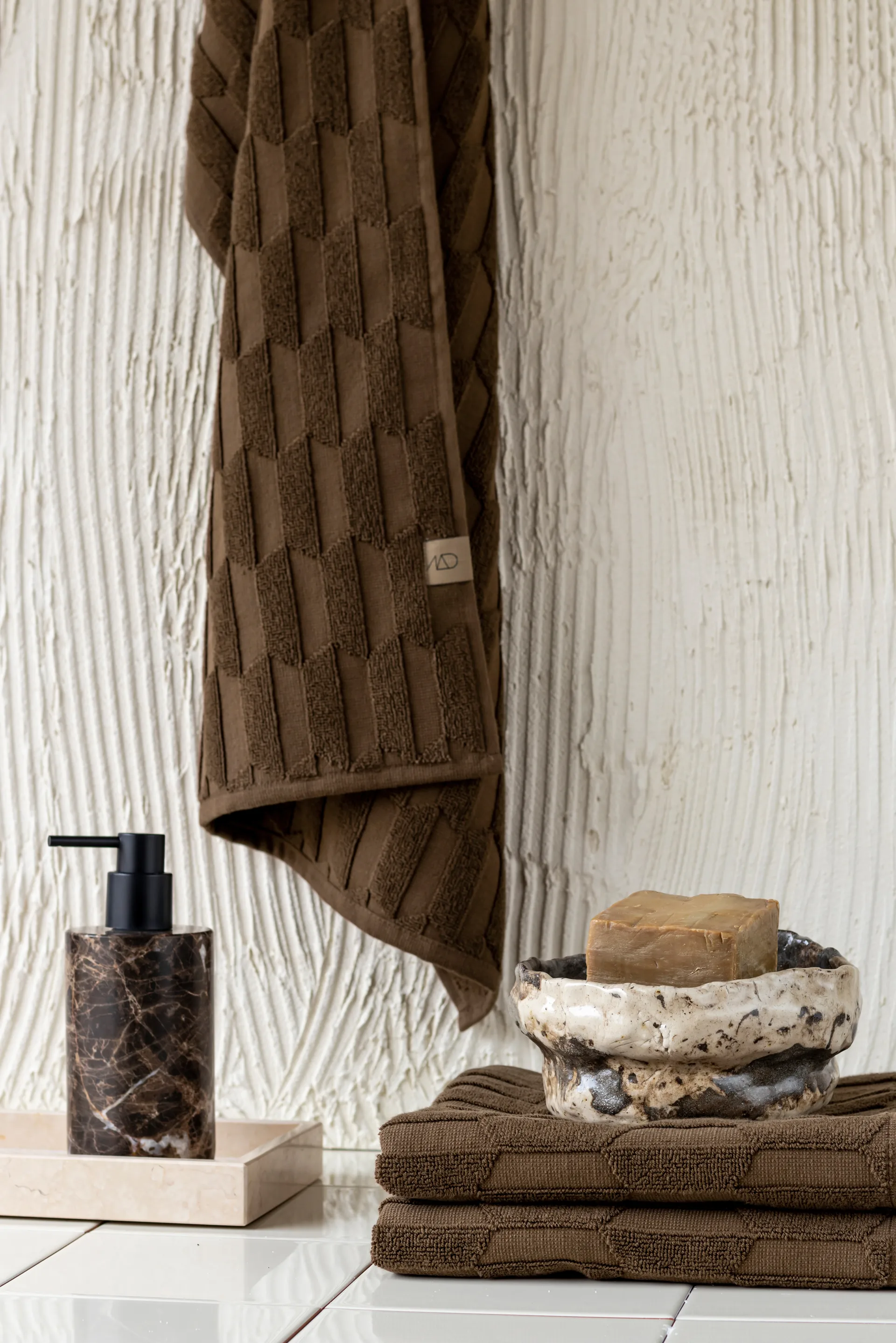 Geo handdoek 50x95 cm, Chocolate Mette Ditmer