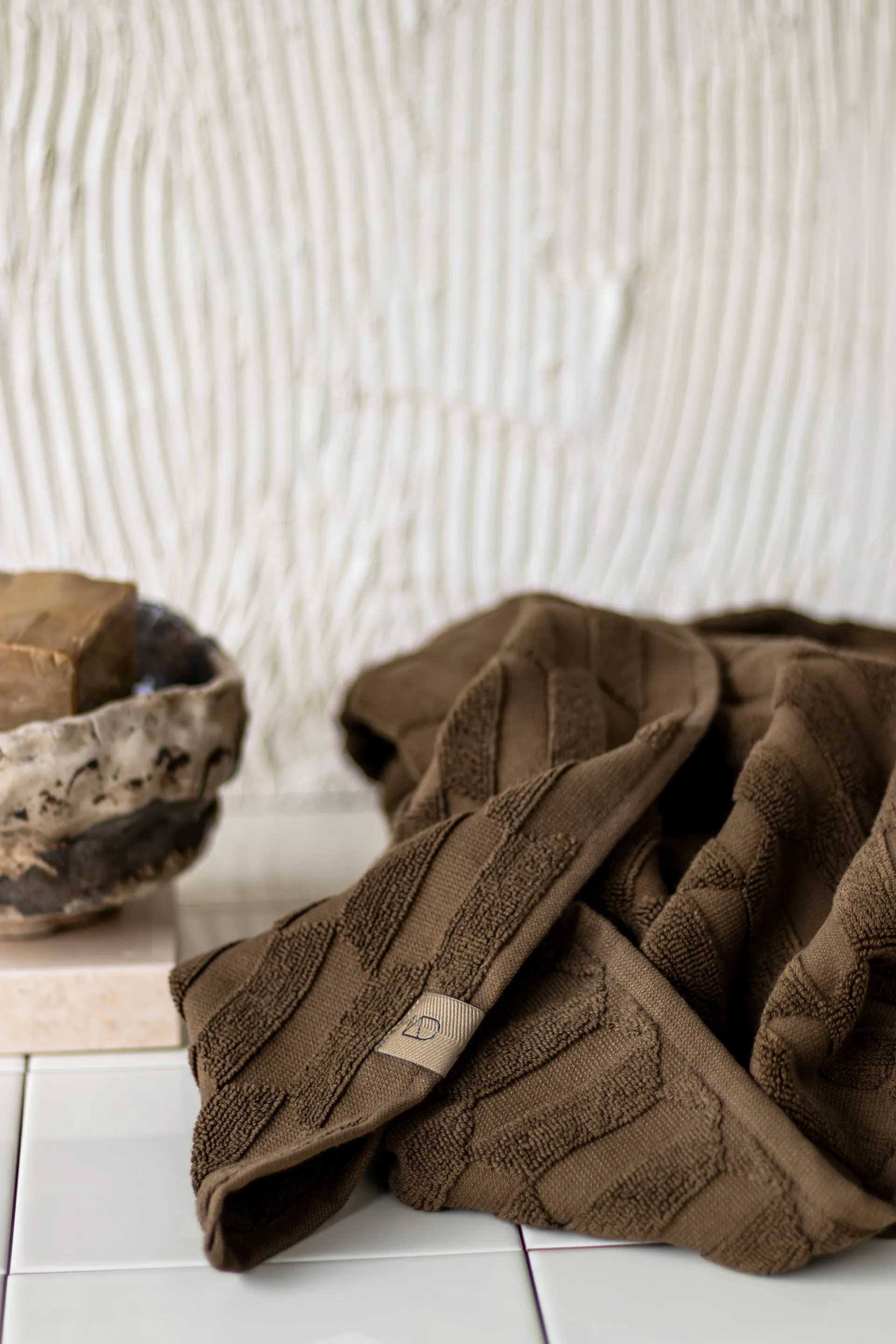 Geo handdoek 50x95 cm, Chocolate Mette Ditmer