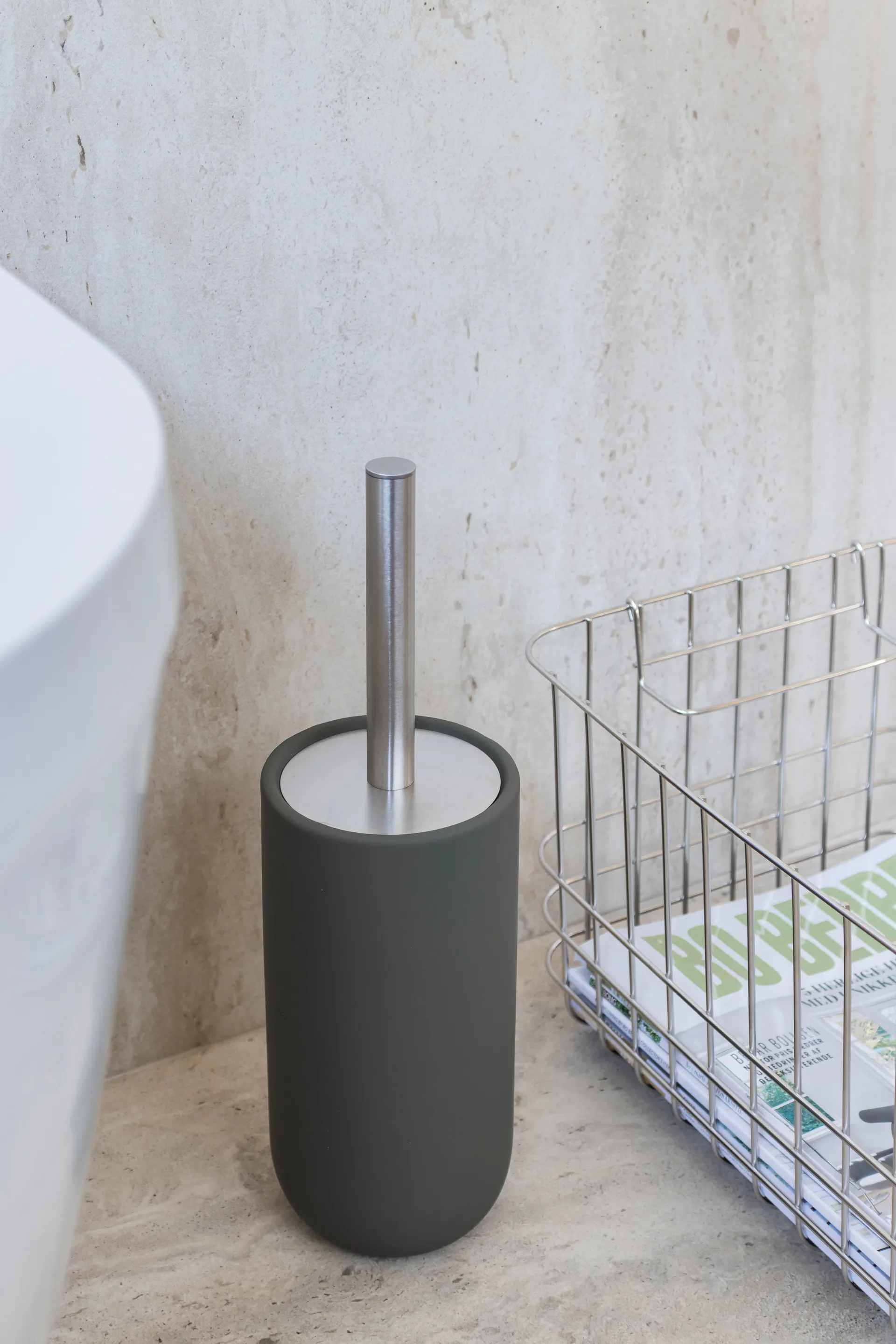 Lotus play toilettenborstel, incl. 2 toiletborstelkoppen, Dark olive Mette Ditmer