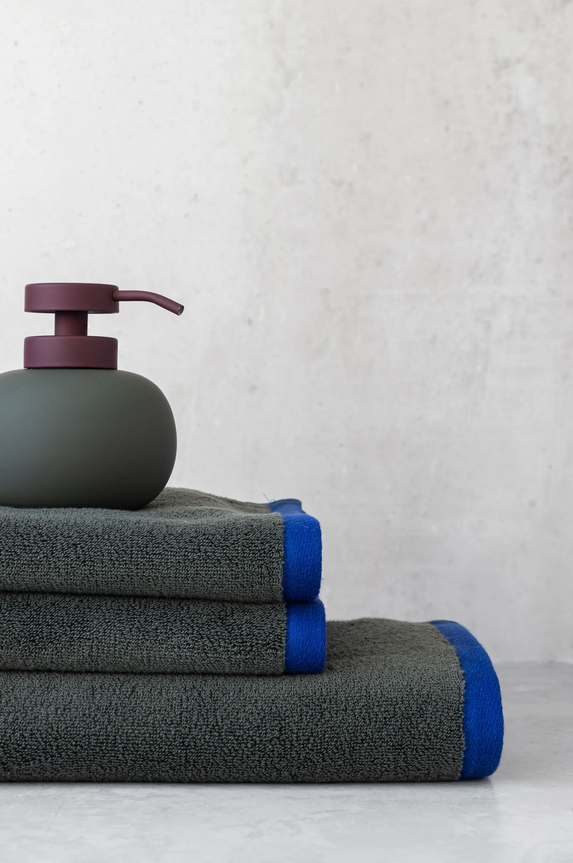 Lotus play zeepdispenser laag, incl. 2 pompkoppen, Dark olive Mette Ditmer