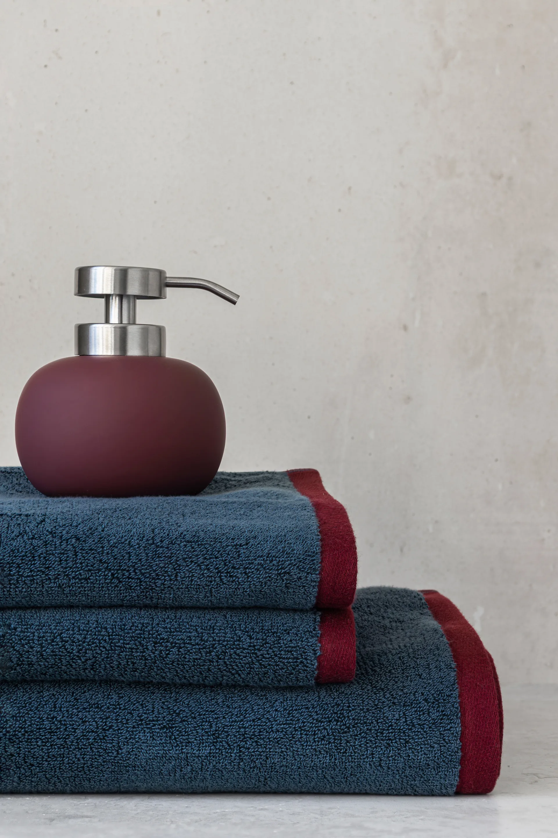 Lotus play zeepdispenser laag, incl. 2 pompkoppen, Wine Mette Ditmer