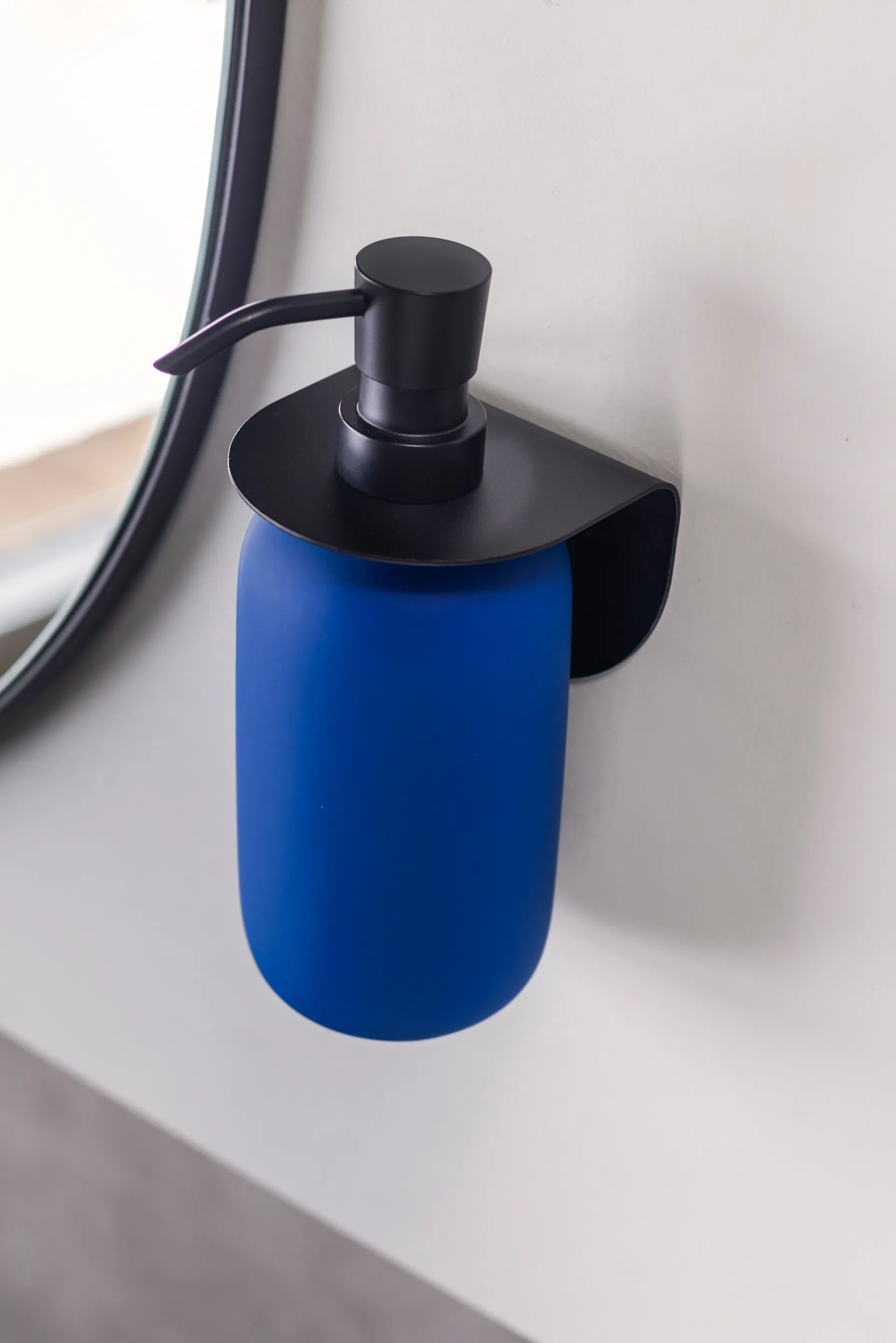 Lotus zeepdispenser hoog, Cobalt Mette Ditmer