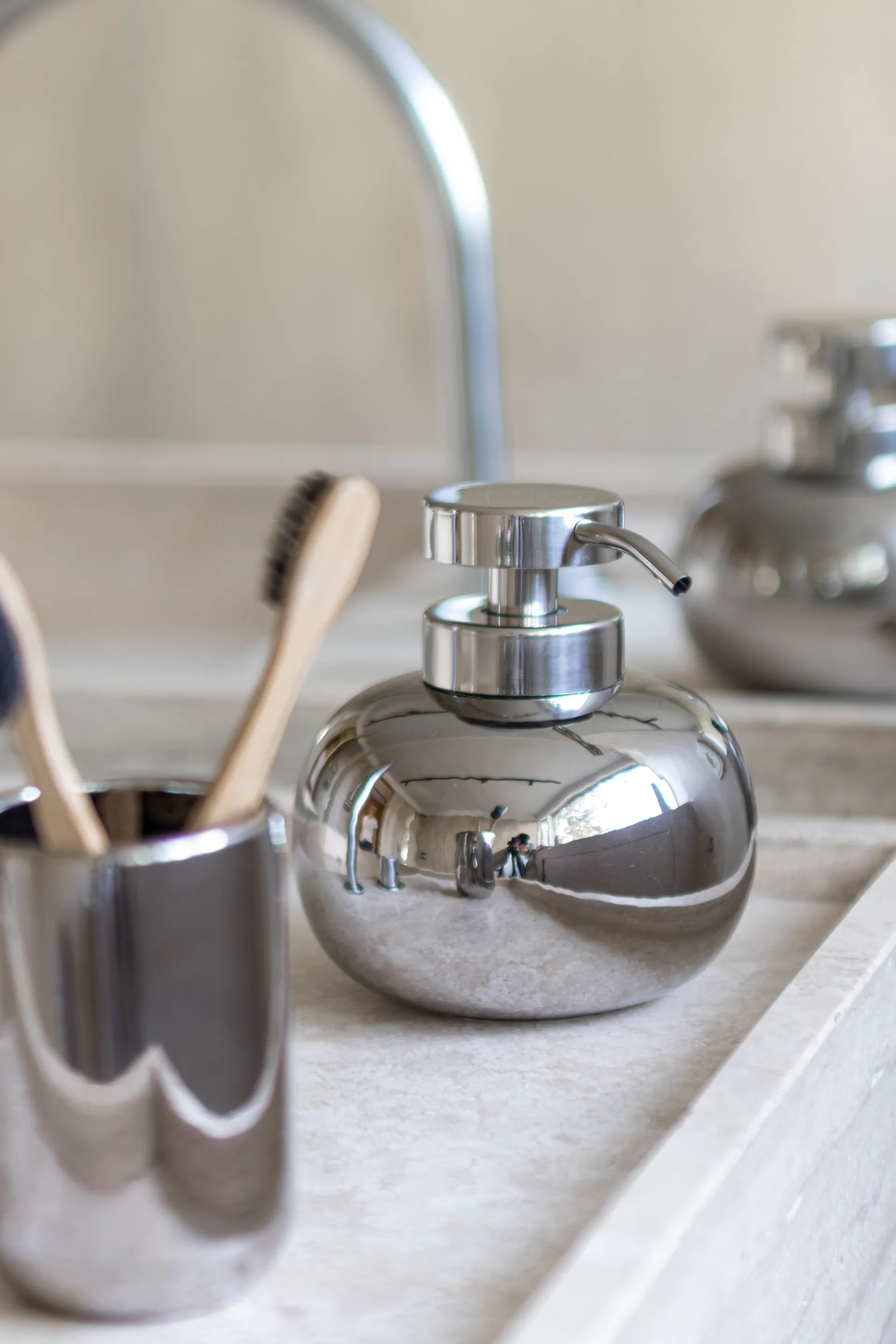 Lotus zeepdispenser laag, Chrome Mette Ditmer