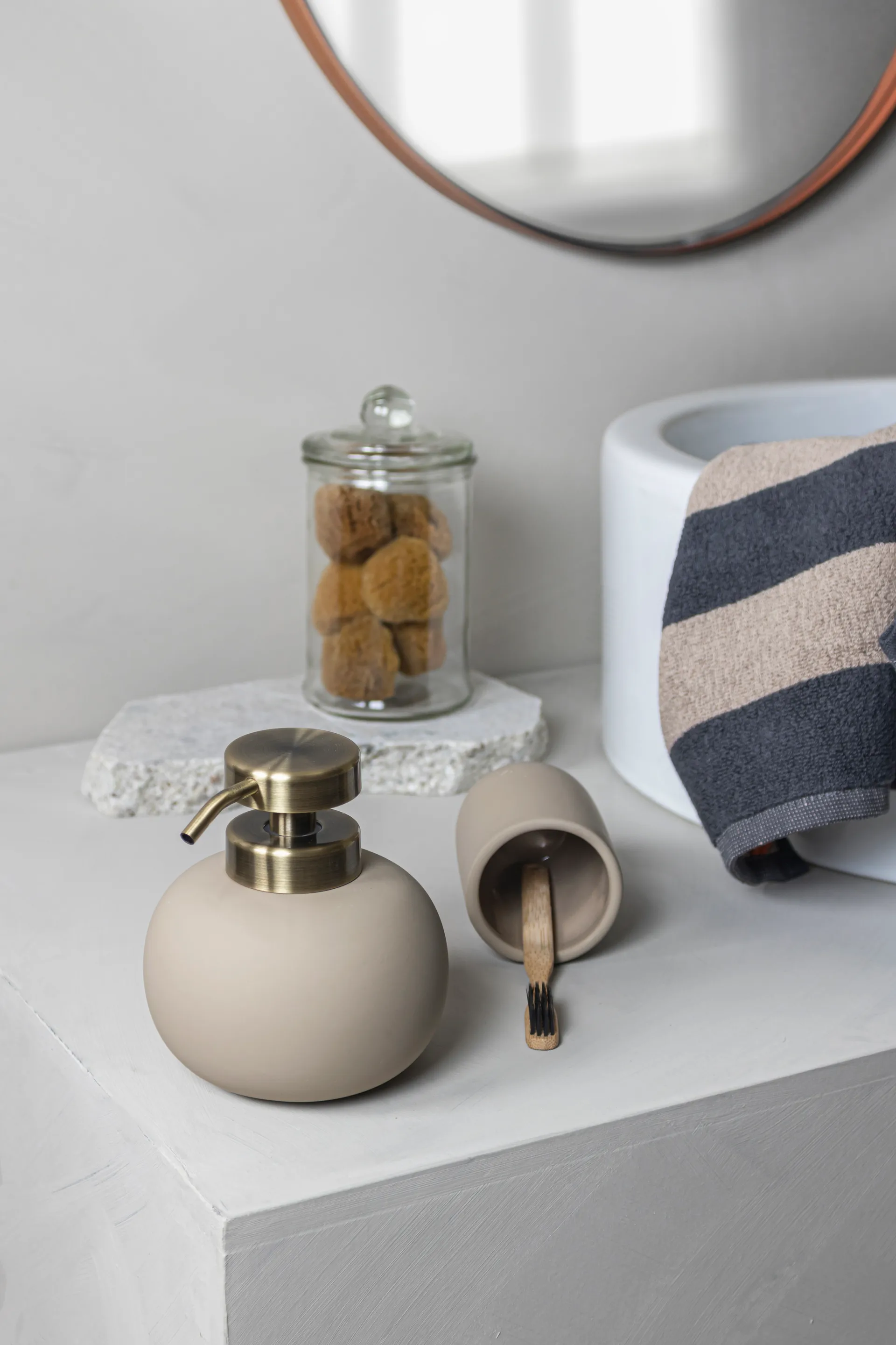 Lotus zeepdispenser, zand (gebroken wit) Mette Ditmer