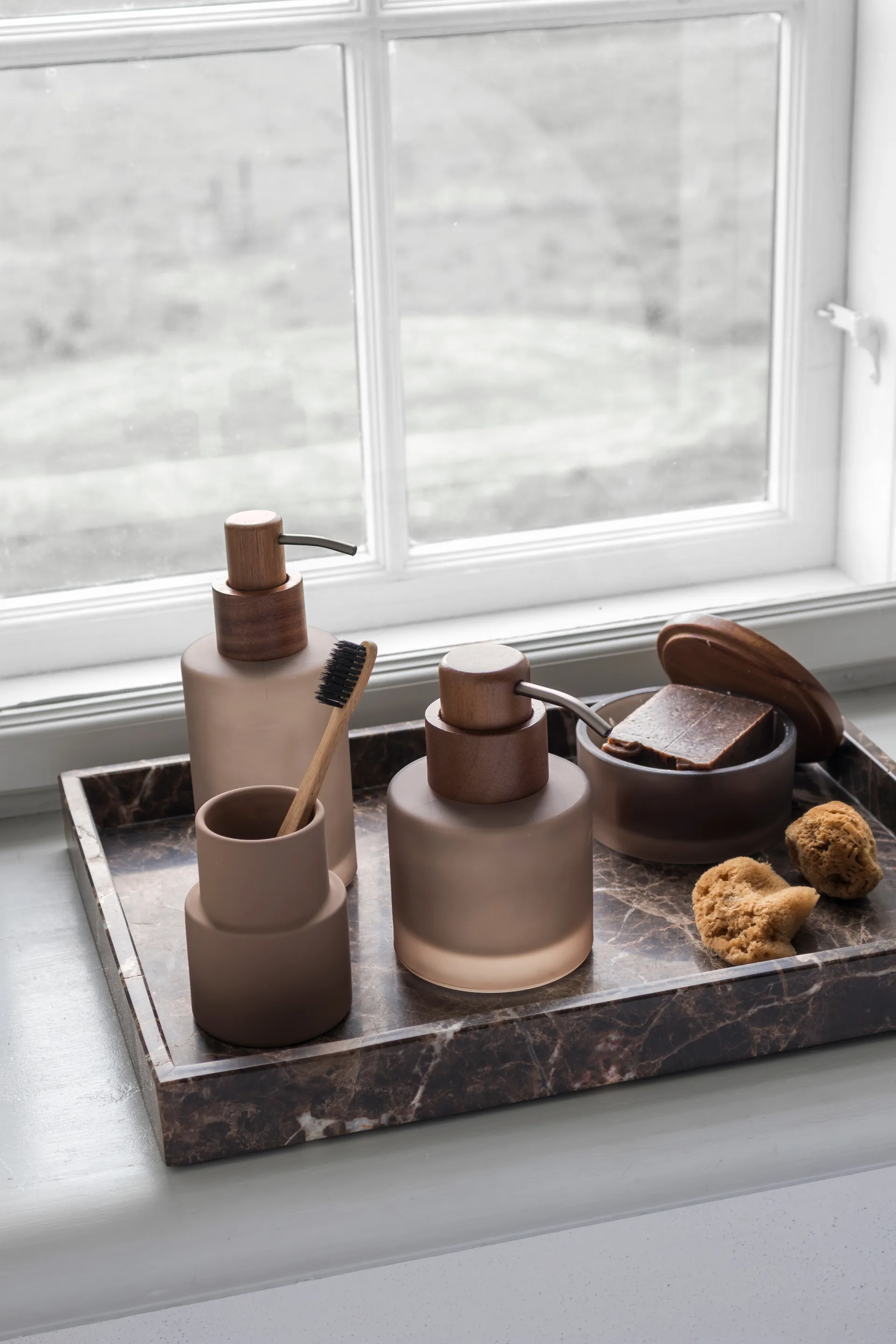 Modest zeepdispenser hoog, Walnut Mette Ditmer