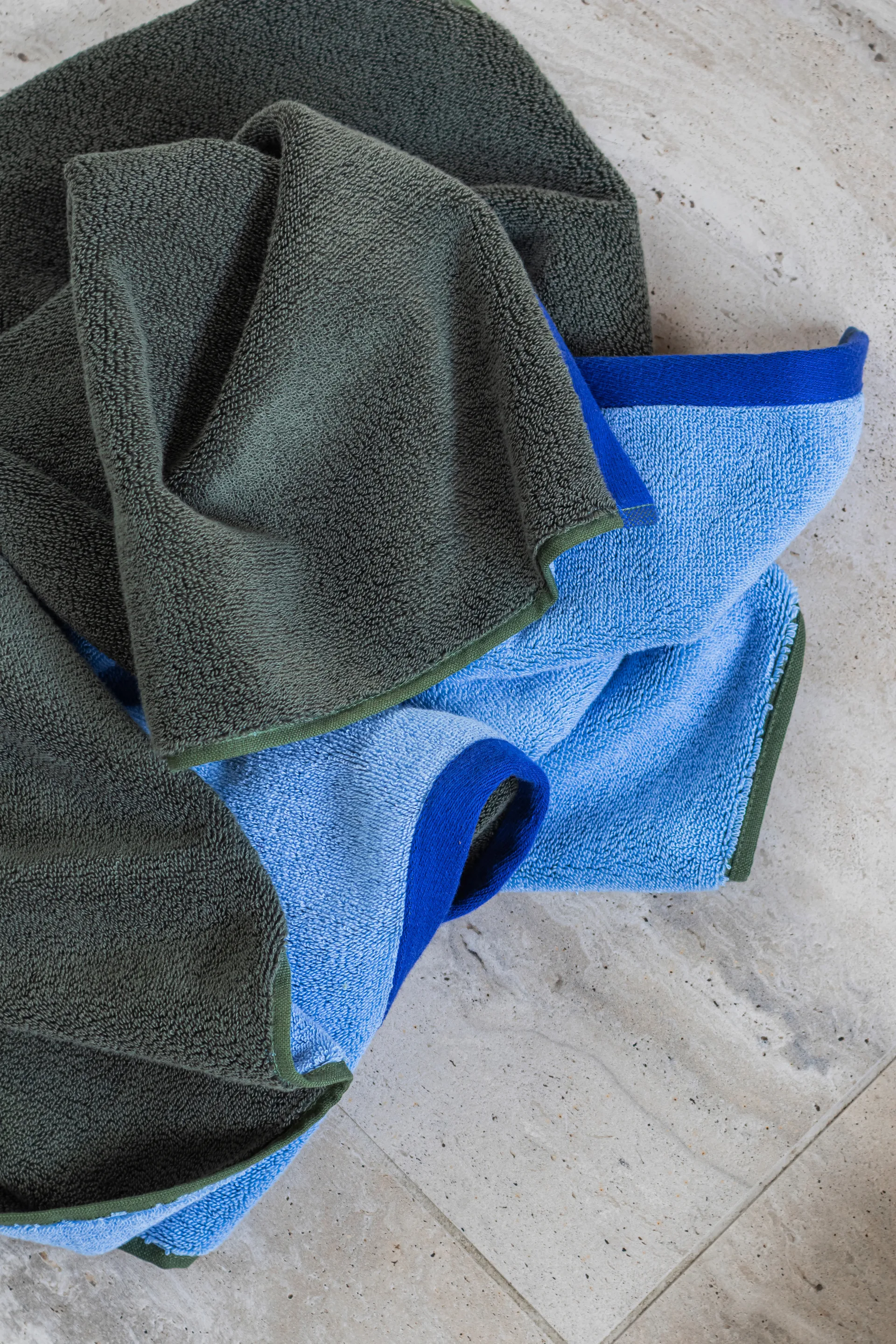 Soft badhanddoek 70x133 cm, Dark olive-light blue Mette Ditmer