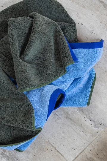 Soft badhanddoek 70x133 cm - Dark olive-light blue - Mette Ditmer