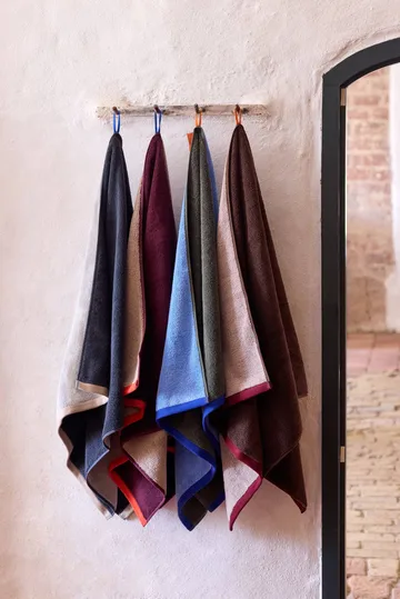 Soft badhanddoek 70x133 cm - Grijs-Rood (grijs-rood), 70x133 cm - Mette Ditmer