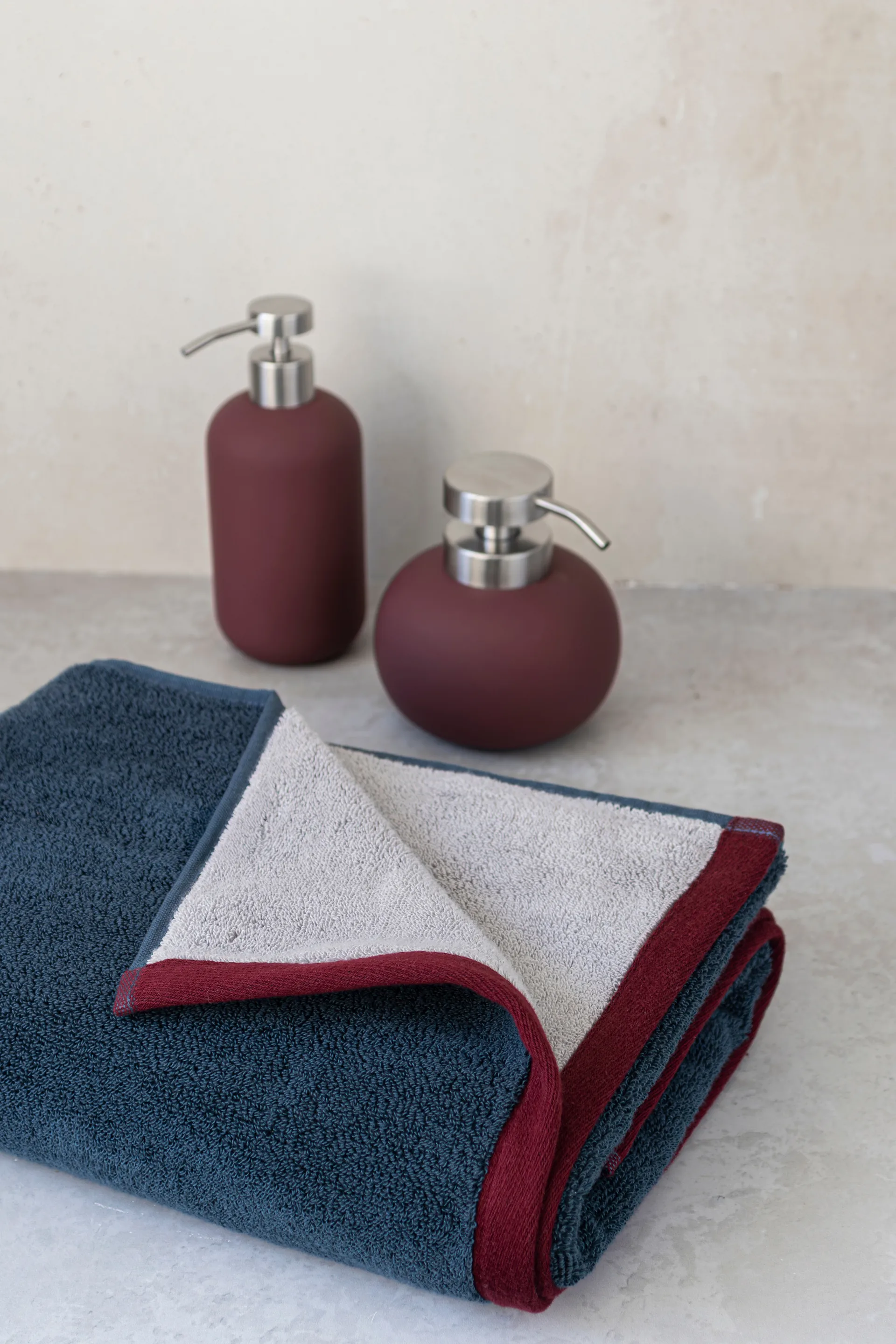 Soft badhanddoek 70x133 cm, Midnight blue-light grey Mette Ditmer