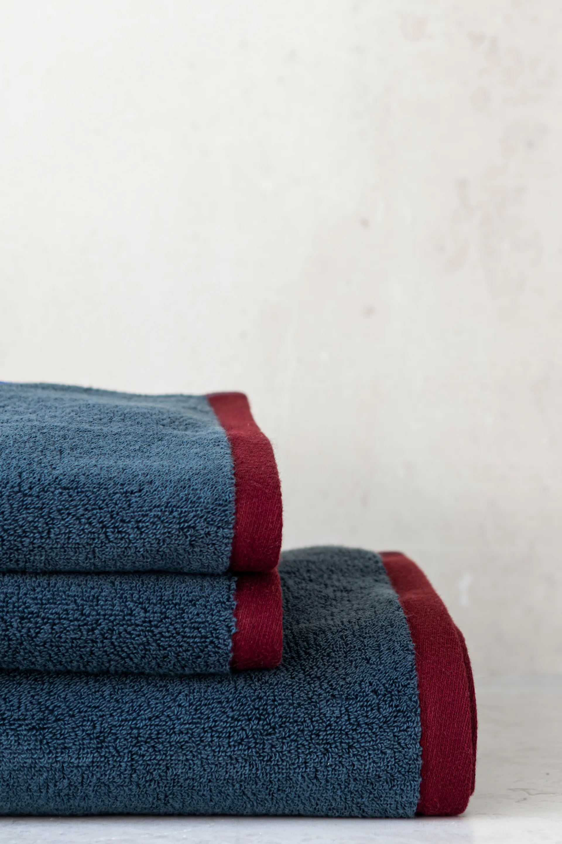 Soft badhanddoek 70x133 cm, Midnight blue-light grey Mette Ditmer