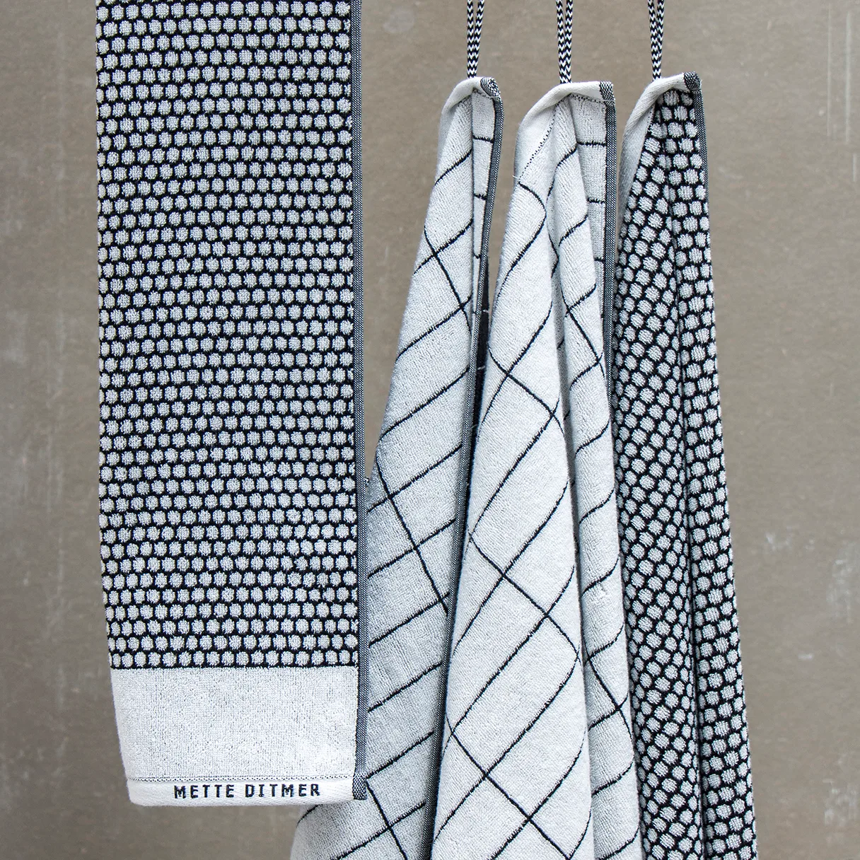 Tile Stone handdoek 50x100 cm, Zwart-off white Mette Ditmer