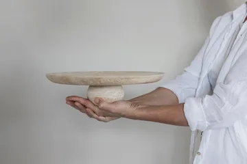 Travertin sokkel - Linen, Ø32x8,5 cm - Mette Ditmer