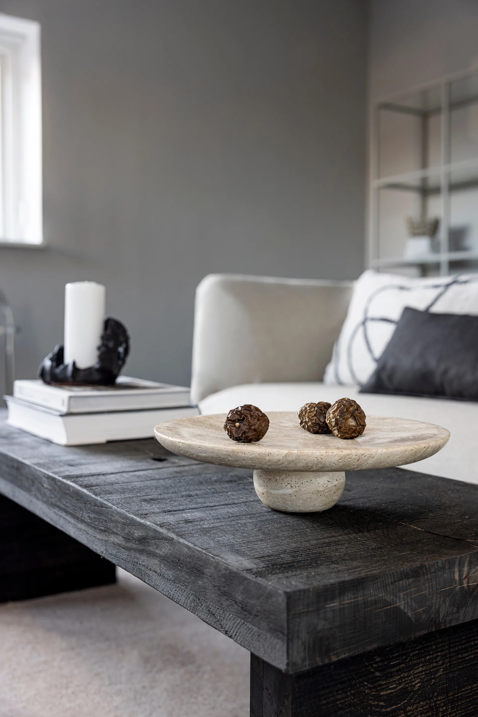 Travertin sokkel, Linen, Ø32x8,5 cm Mette Ditmer