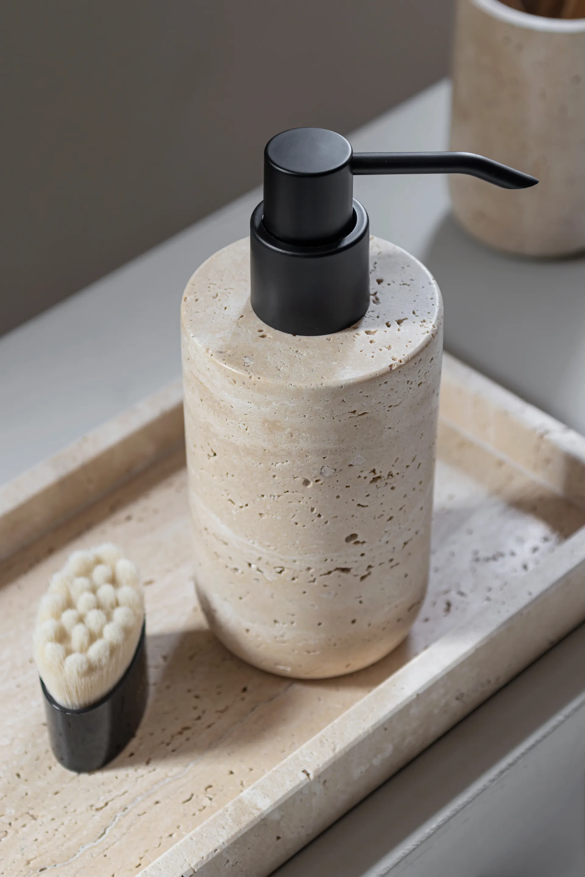 Travertine zeepdispenser 17,5 cm, Linnen Mette Ditmer