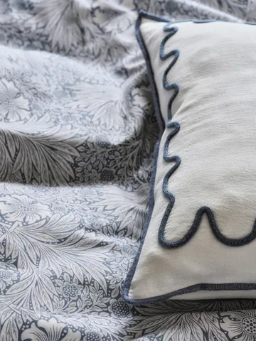 Morris & Co. Marigold Kussensloop - Blauw, 50x90 cm - Mille Notti