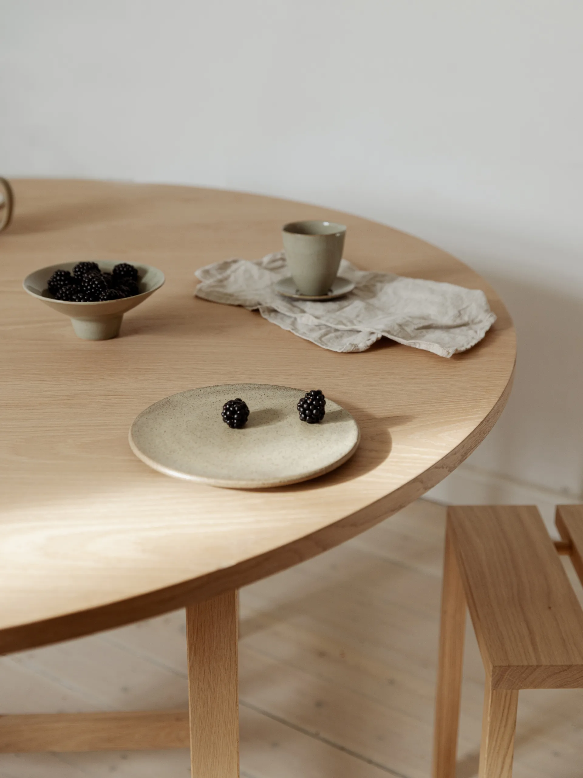 Moebe round dining table eettafel Ø140 x73,2 cm, Eikenhout MOEBE