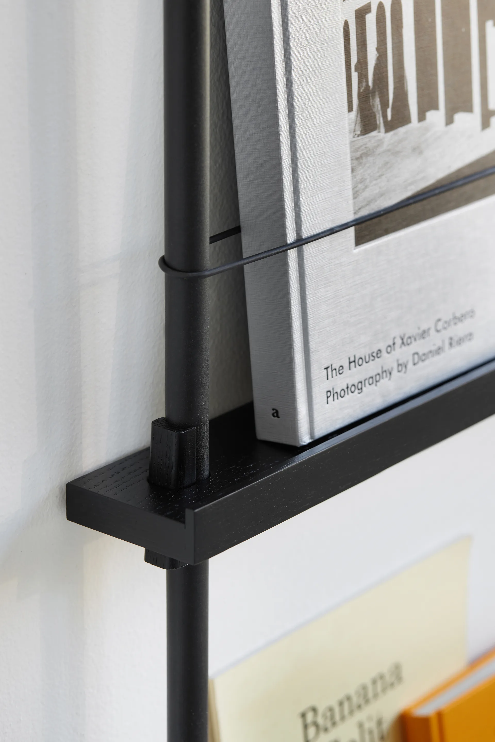 Moebe tijdschriftstandaard, Black-black MOEBE