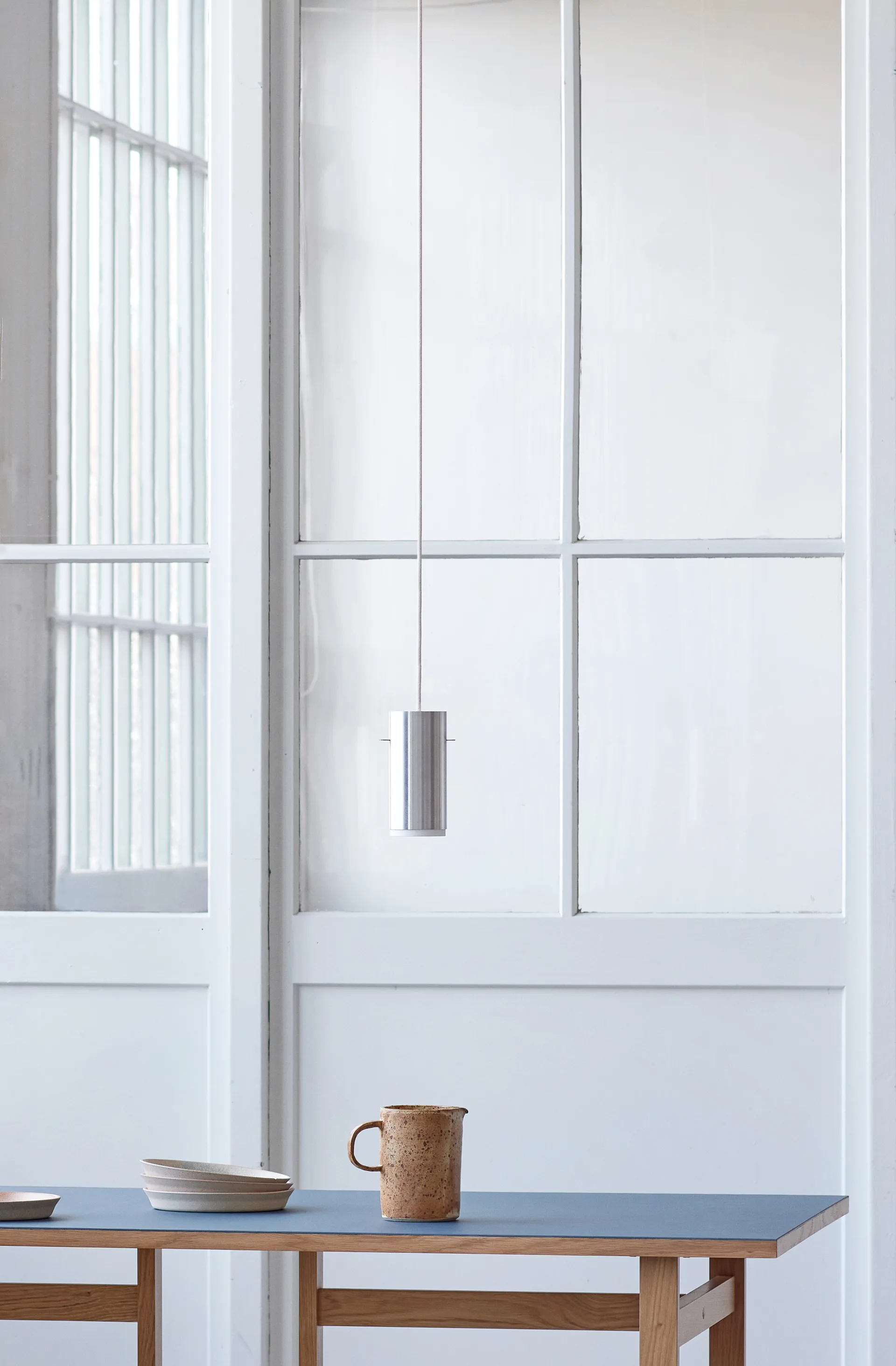 Moebe Tube hanglamp small Ø8 cm, Geborsteld aluminium MOEBE