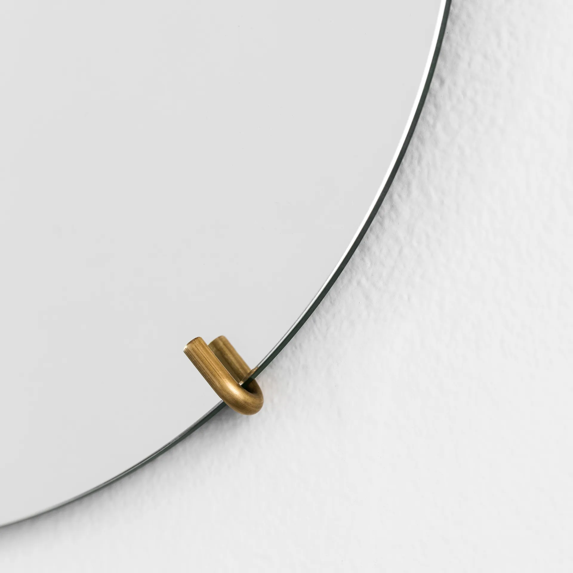 Moebe wall mirror Ø 70 cm, Messing MOEBE