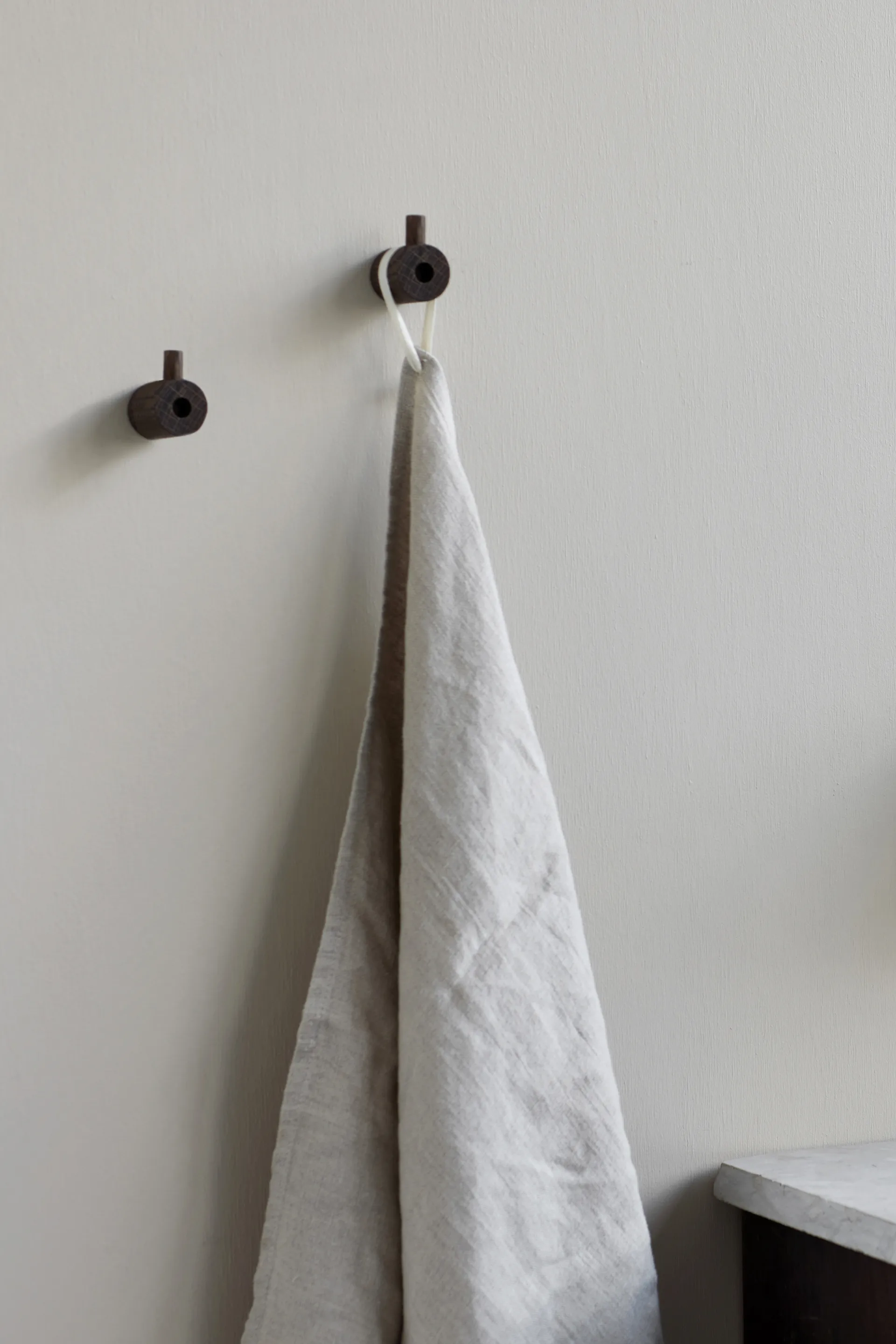 Moebe wooden wall hook haak, Gerookt eikenhout MOEBE