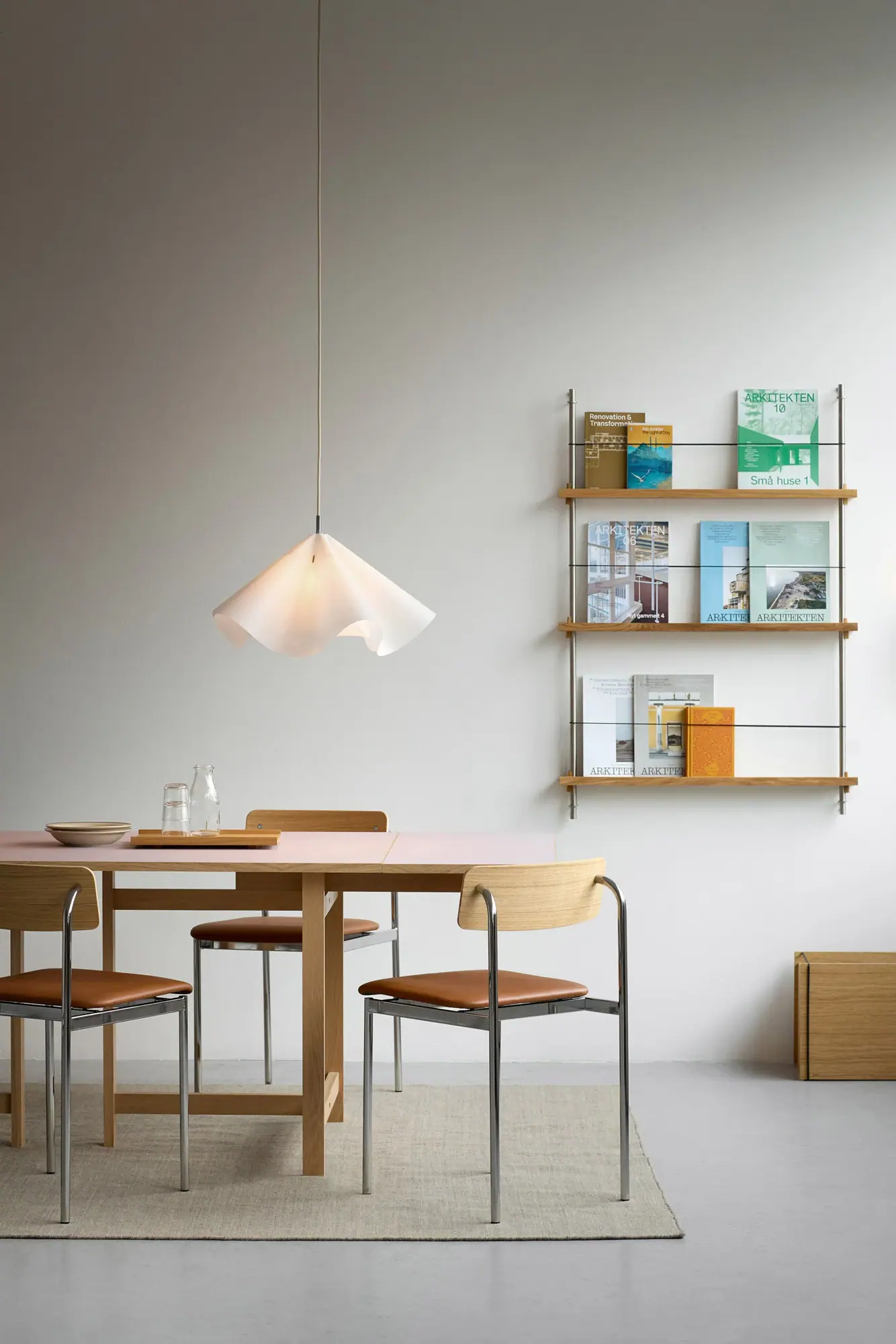 Sinuate hanglamp, White-brass, medium Ø60x30 cm MOEBE
