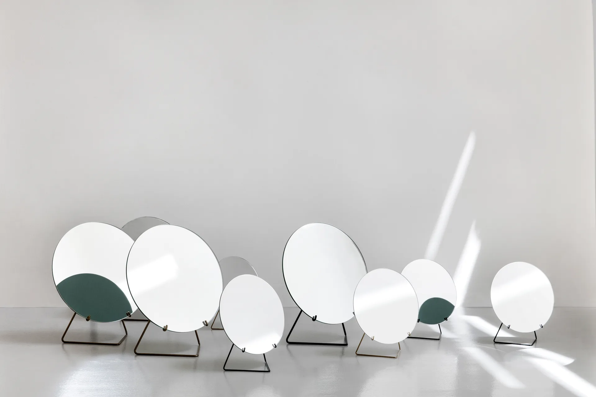 Vloerspiegel Ø20 cm, Black MOEBE