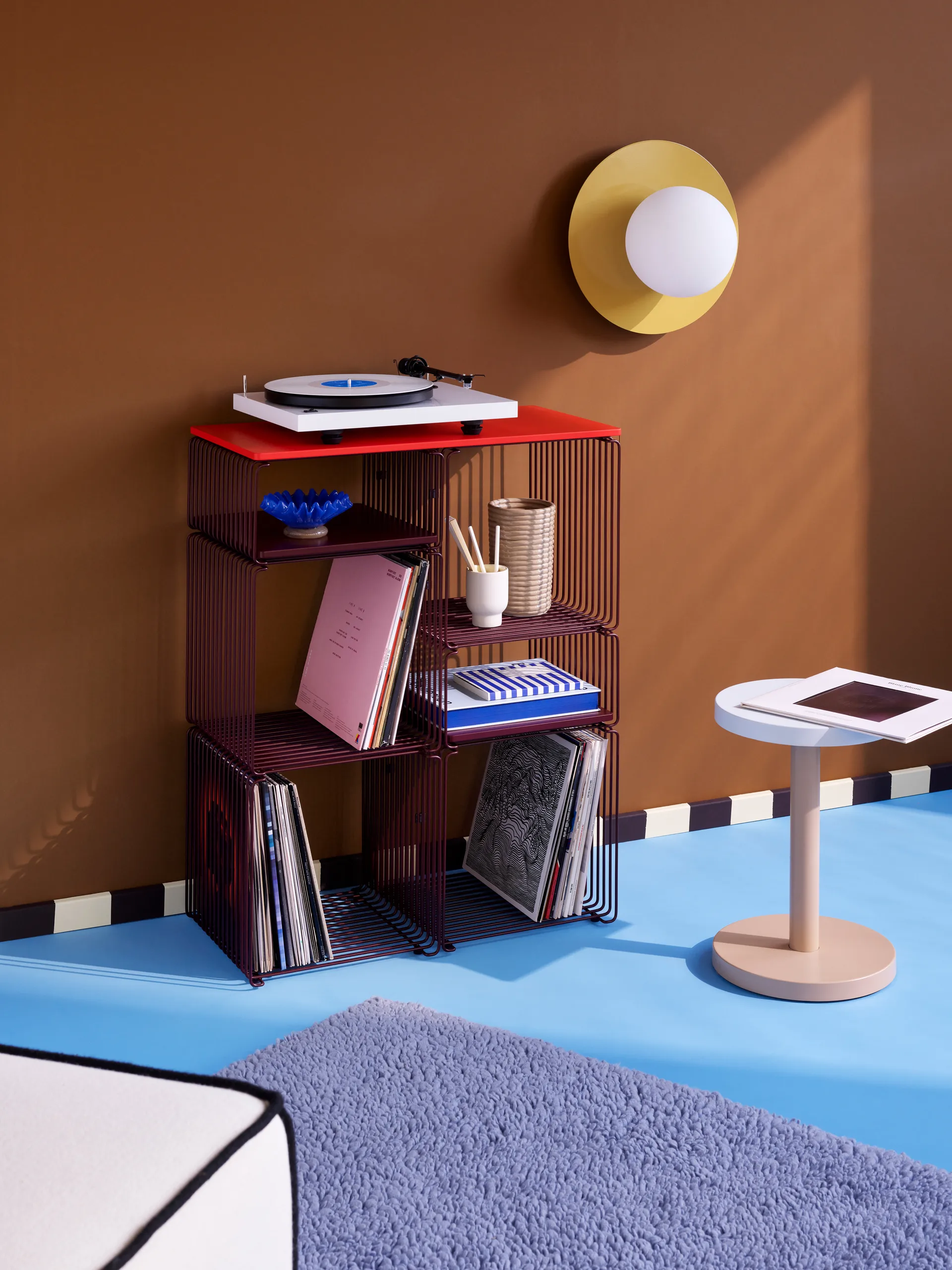 Panton Wire Extended plank 70x34,8x25,7 cm, Black red Montana