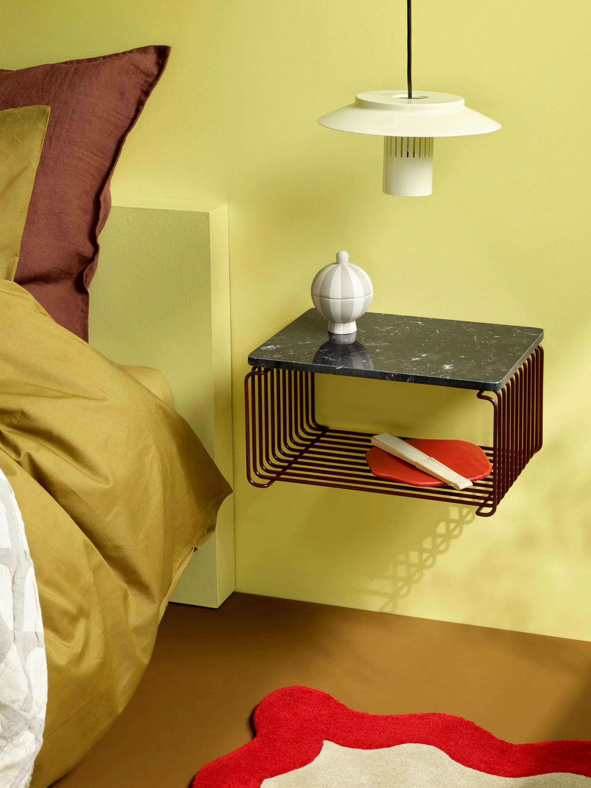 Panton Wire Half Height plank 34,8x17,2x25,7 cm, Black red Montana