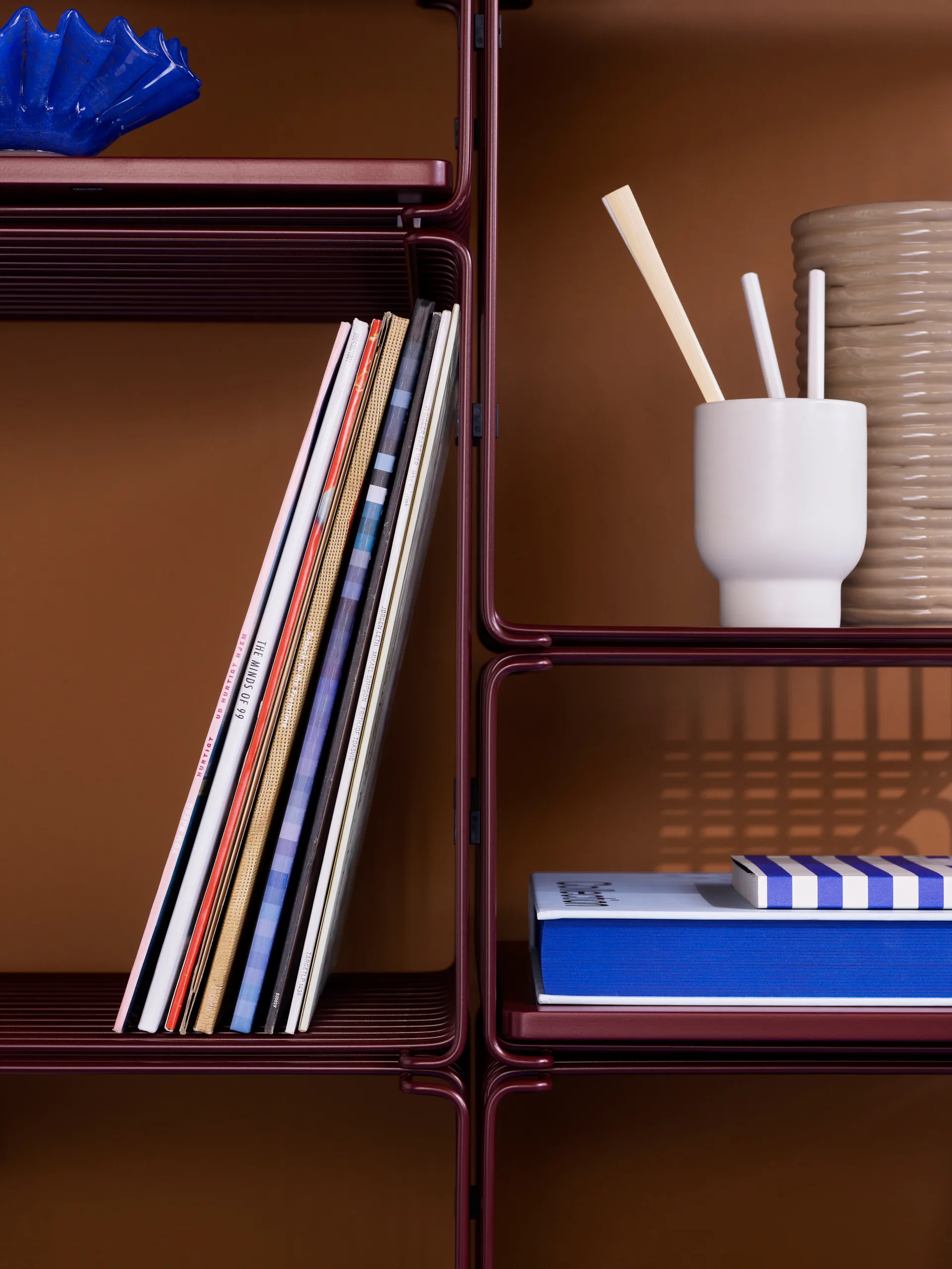 Panton Wire Single plank 34,8x34,8x25,7 cm, Black red Montana