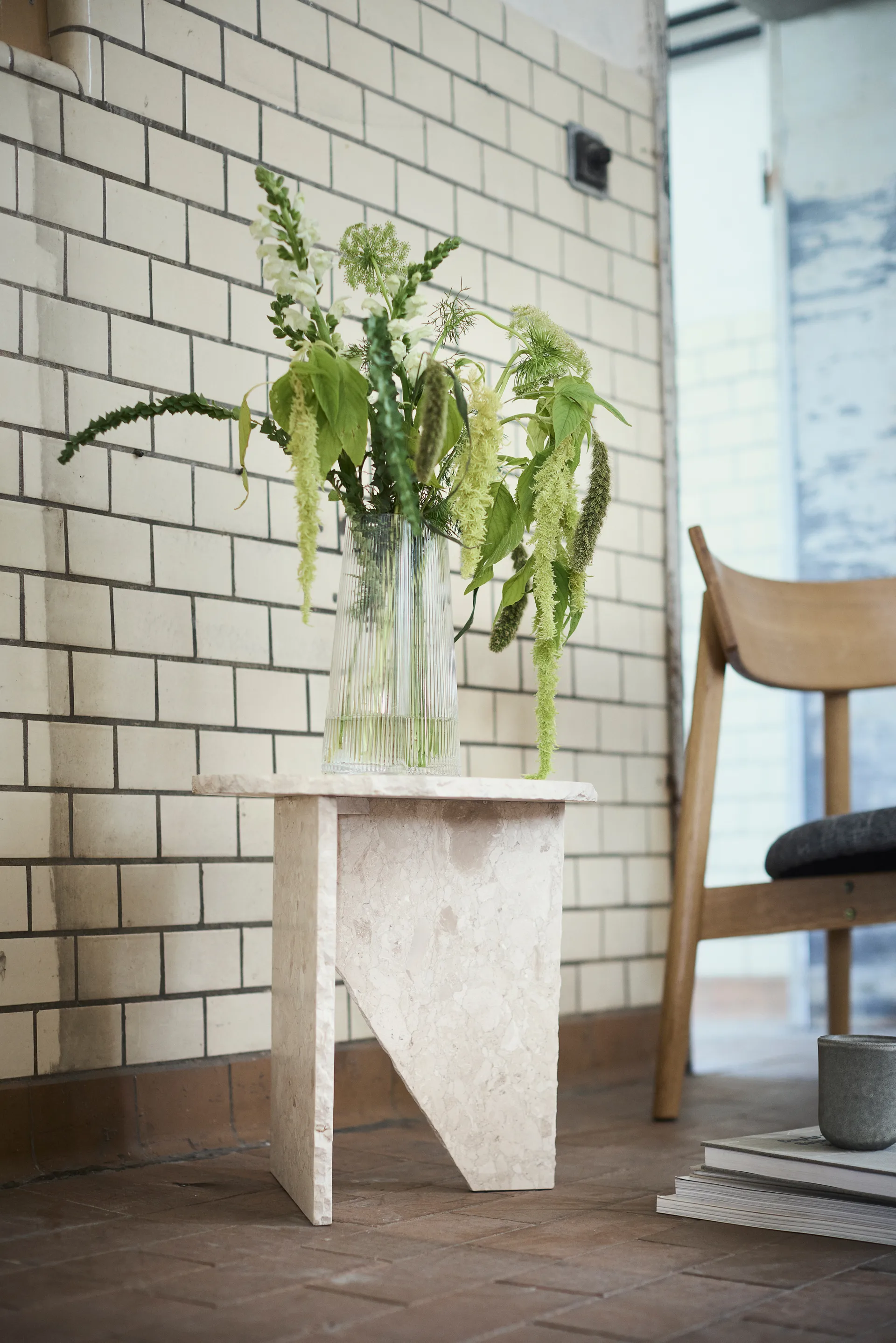 Tetra lounge chair, Betonkleurige stof-natuurgeolied eiken MUUBS