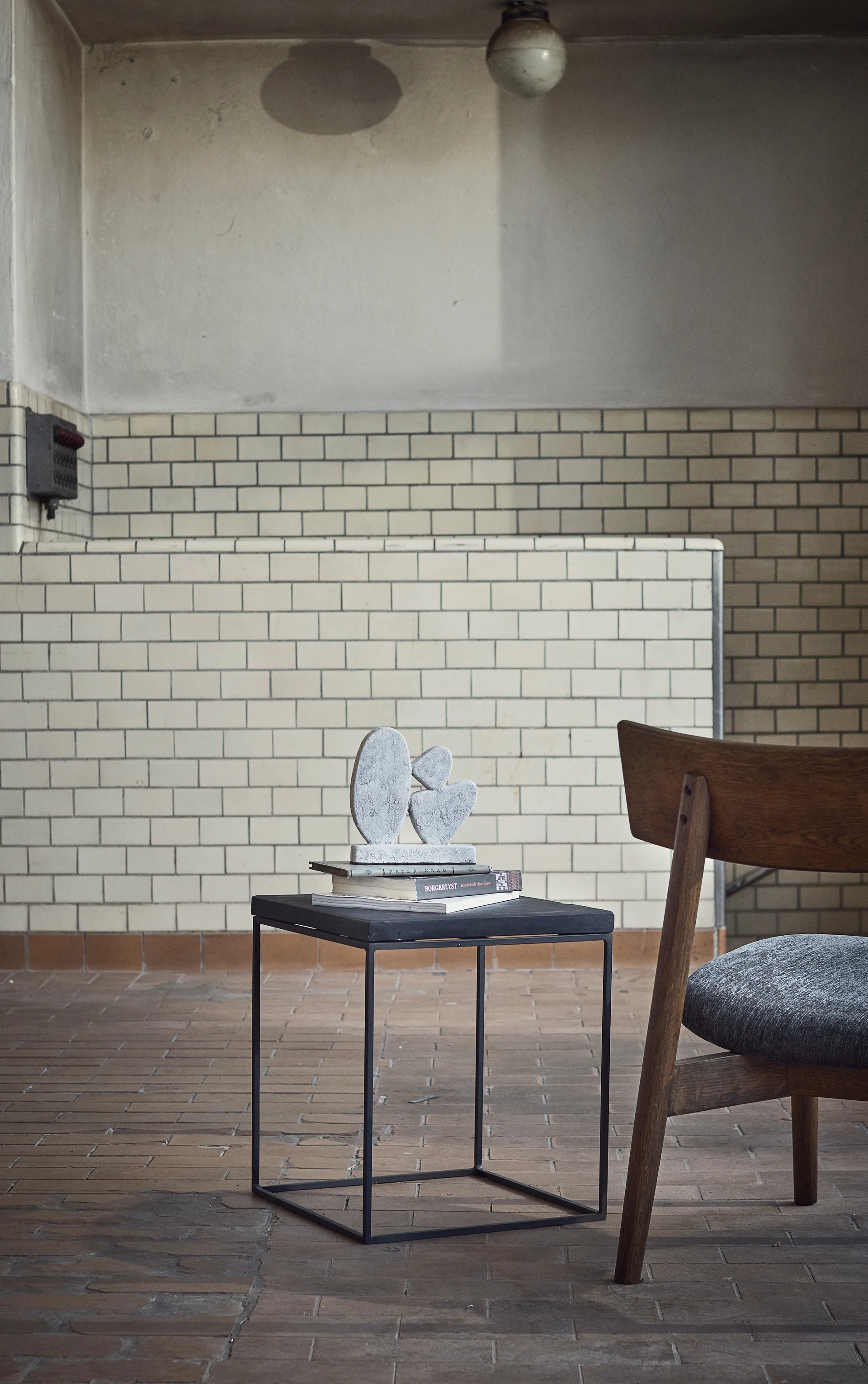 Tetra lounge chair, Granietkleurige stof-donkergeolied eiken MUUBS