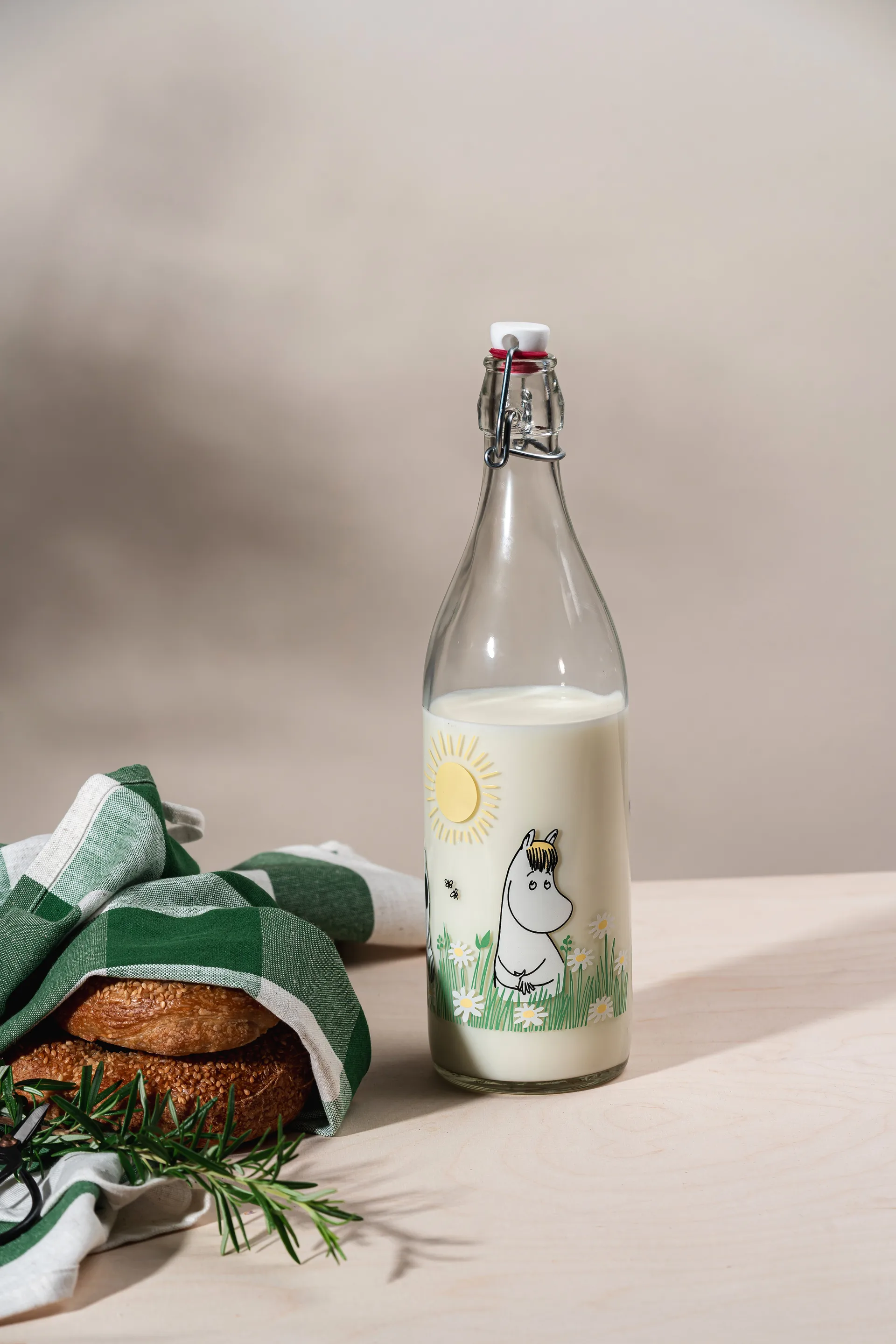 Moomin glazen fles 1 L, Meadow Muurla