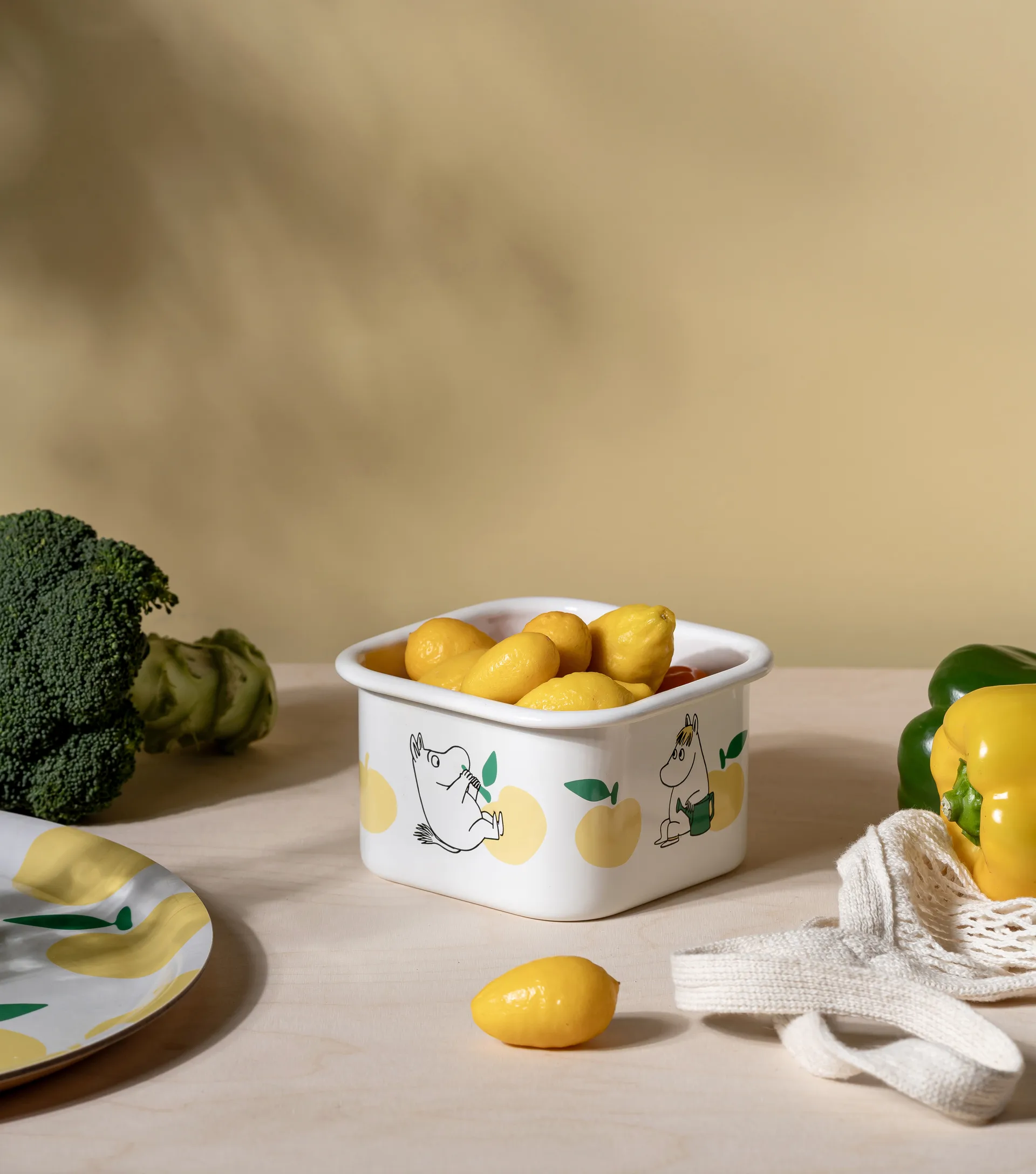 Mumin emaillebus met deksel 1 L, Joyfull Apples-gul Muurla