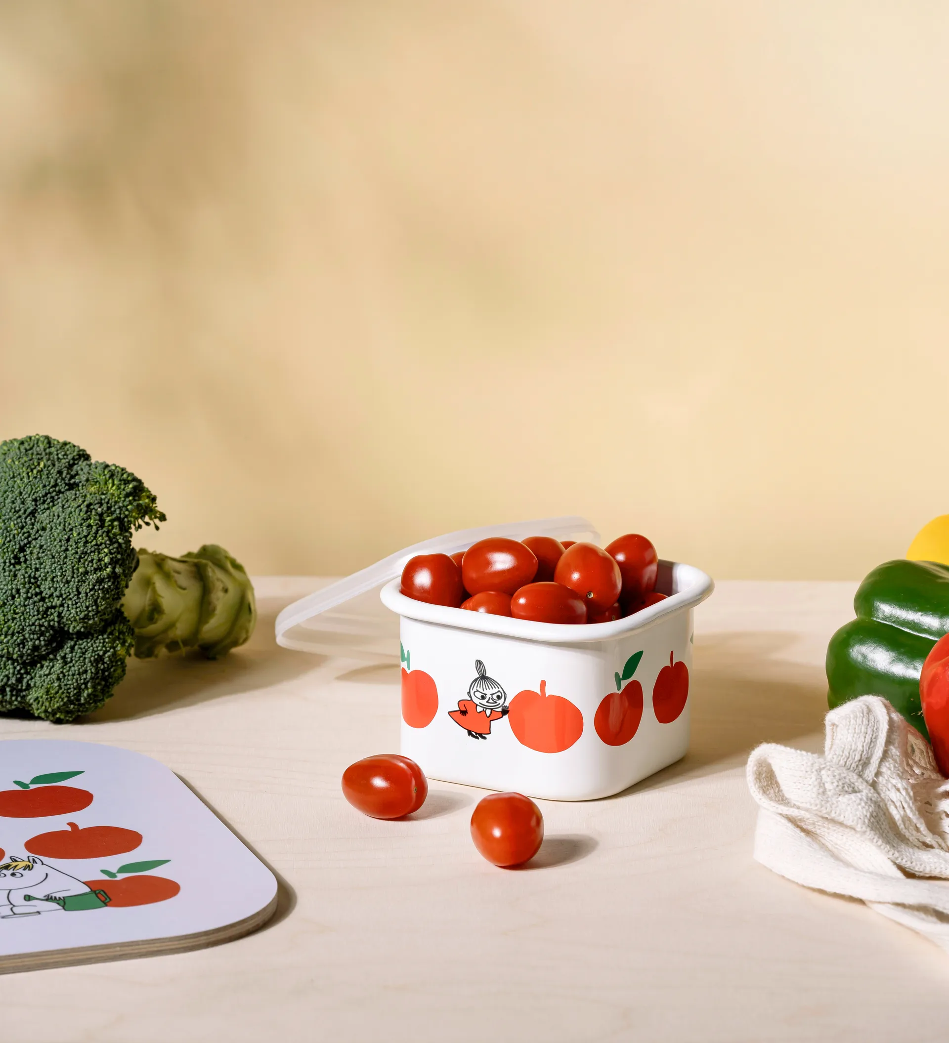 Mumin geëmailleerd blik met deksel 0,67 L, Joyfull Apples-röd Muurla