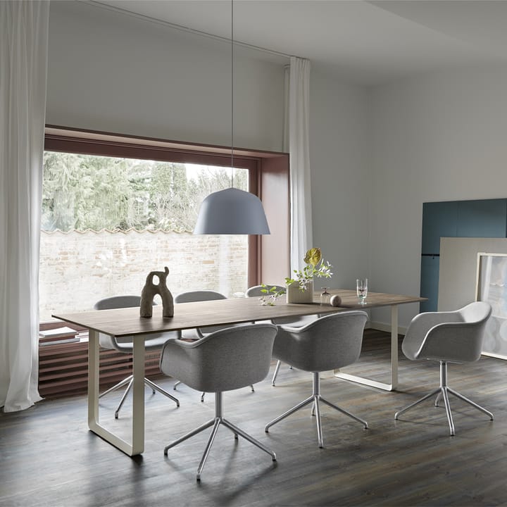 70/70 eettafel 255x108 cm, Solid oak-Grey Muuto