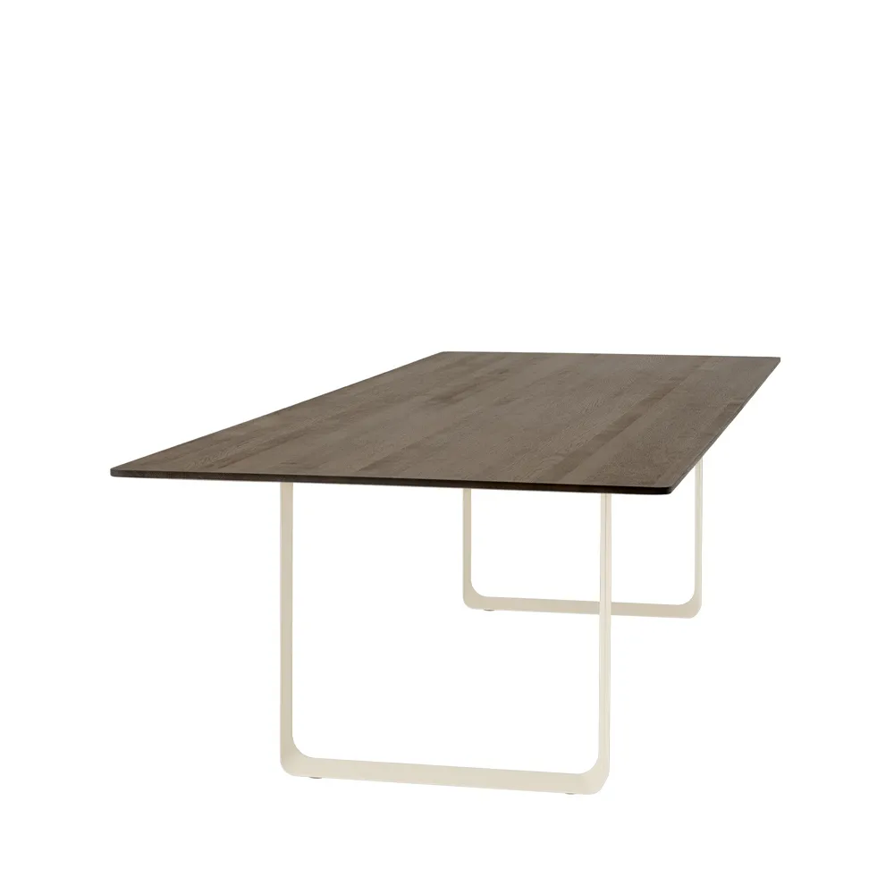 70/70 eettafel 295x108 cm, Solid smoked oak-Sand Muuto