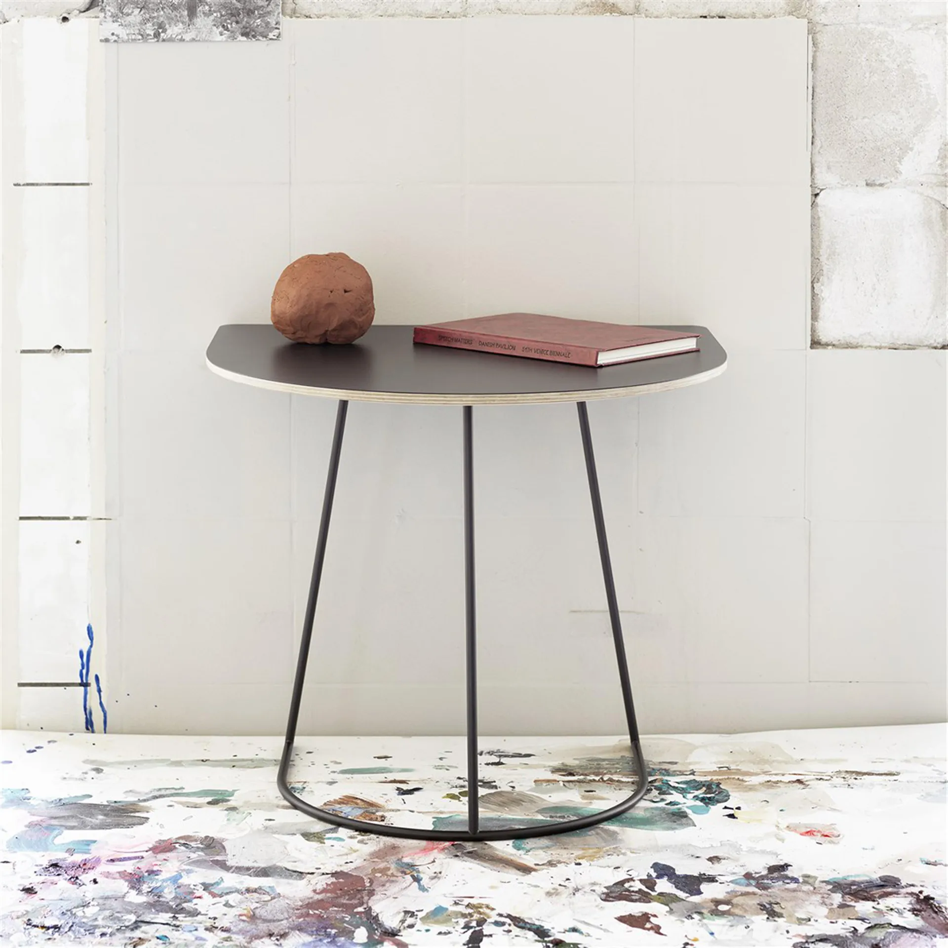 Airy bijzettafel half size, zwart Muuto